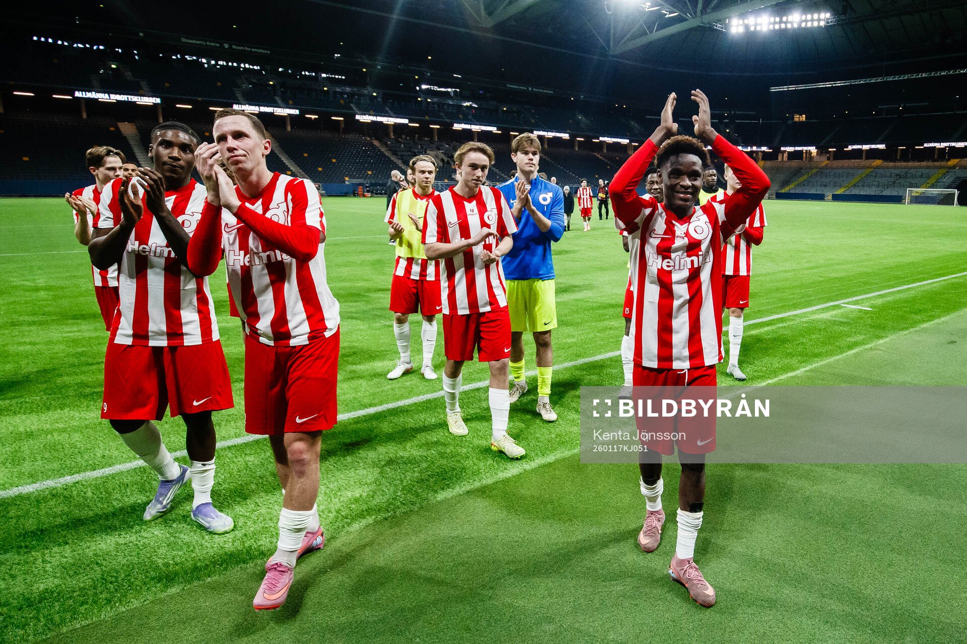 Degerfors Erik Lindell och Ziyad Salifu applåderar publiken