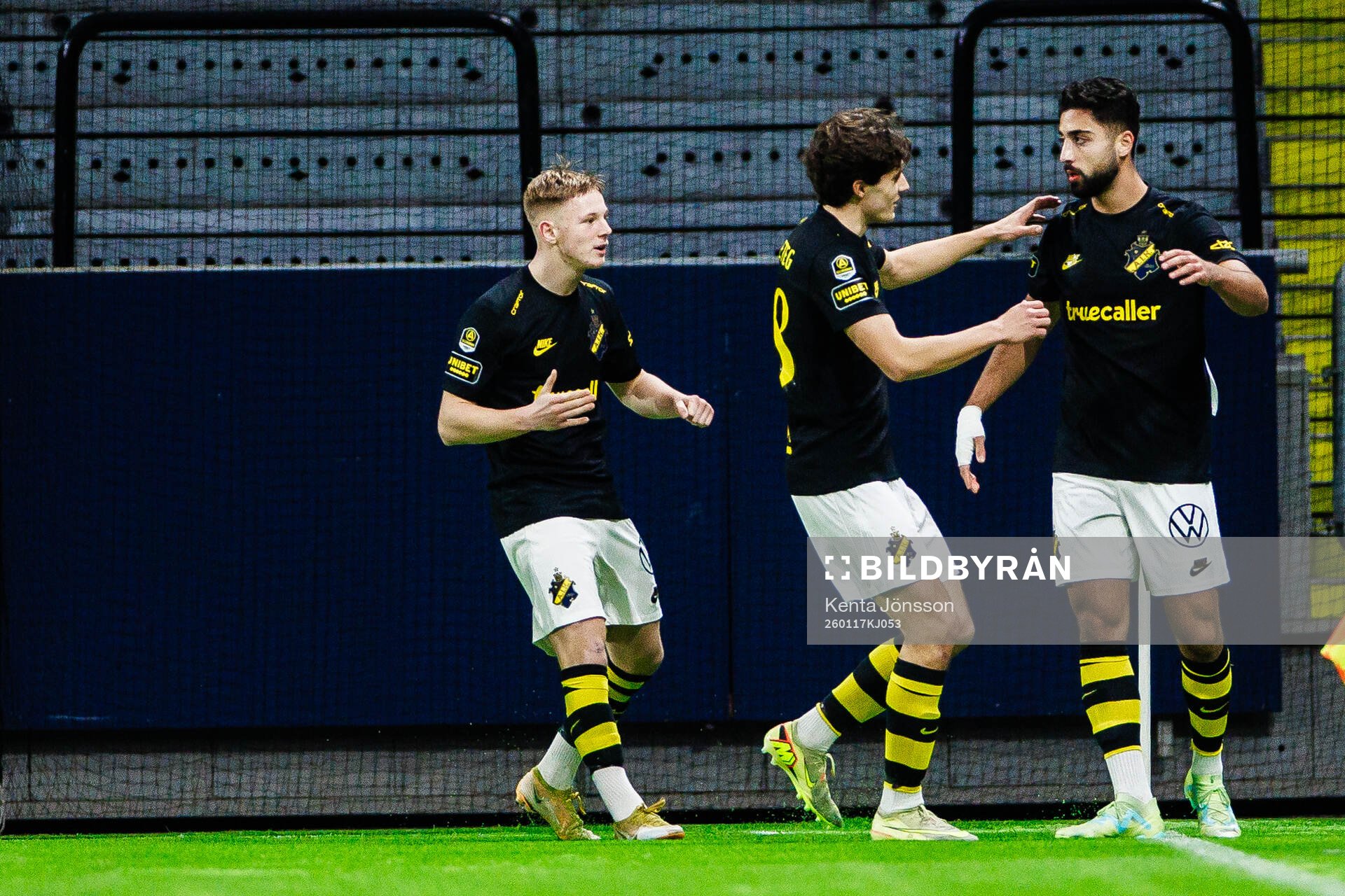 AIKs Ahmad Faqa jublar med Sixten Gustafsson och Linus