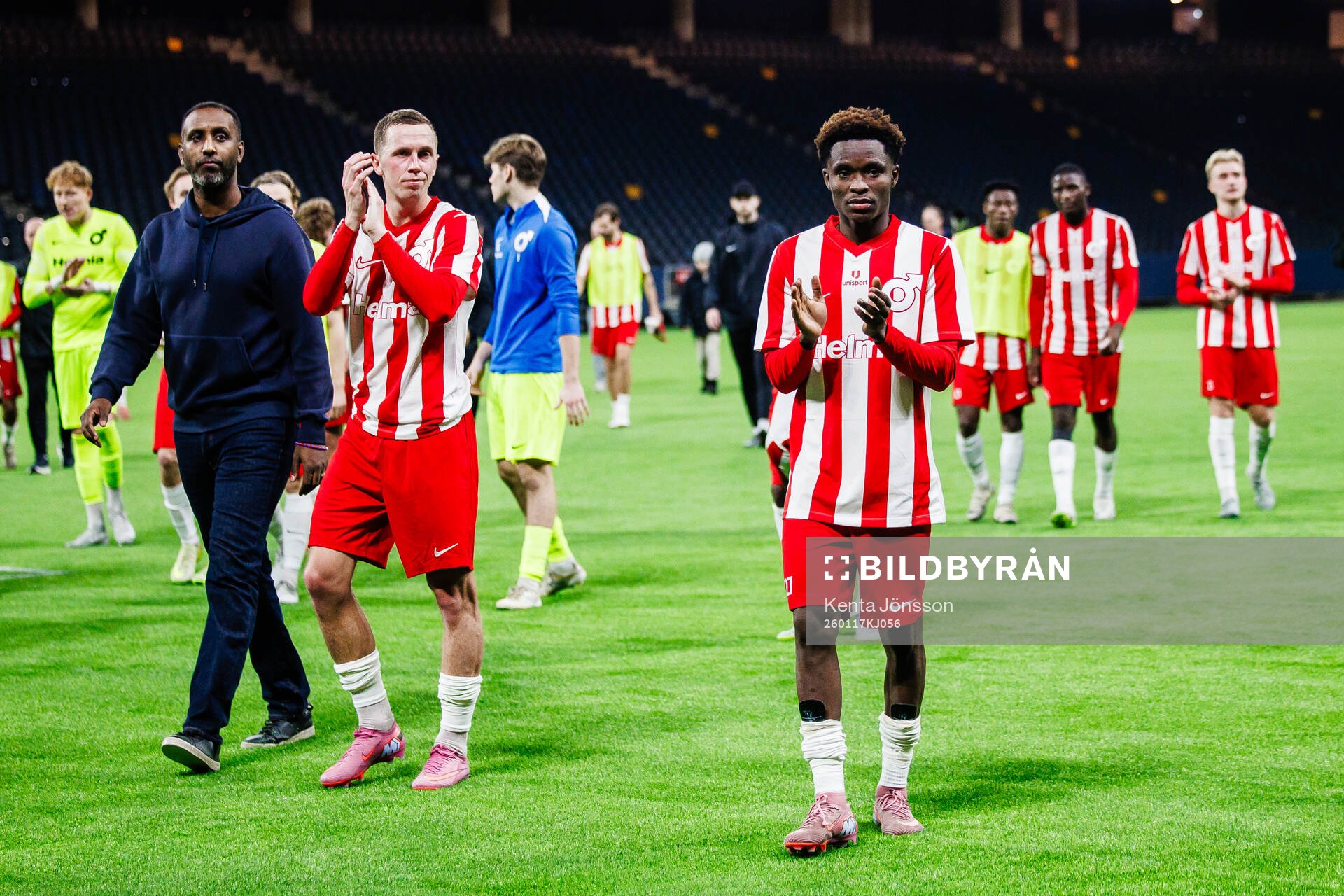 Degerfors Ziyad Salifu applåderar publiken