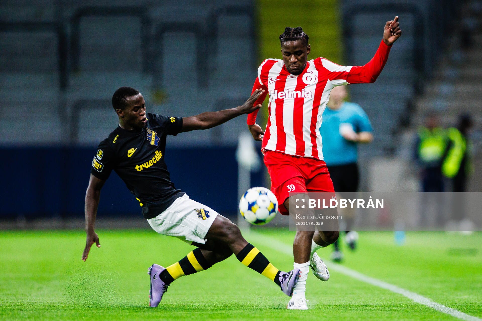 AIKs Stanley Wilson Omondi och Degerfors Philippe Ndinga