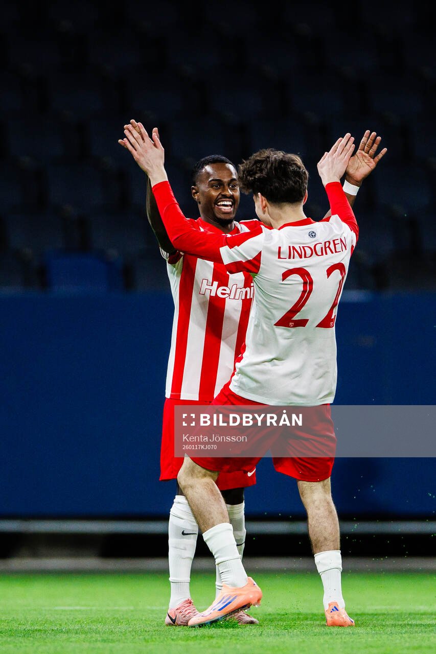 Degerfors Nahom Netabay jublar med Alexander Lindgren