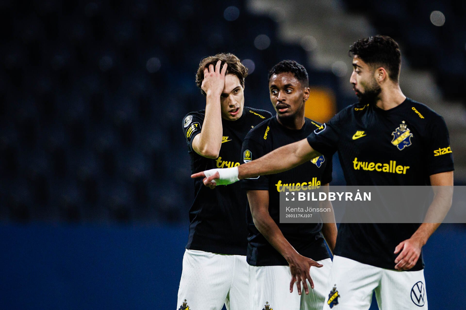 AIKs Linus Järeteg, Abdihakim Ali och Ahmad Faqa deppar