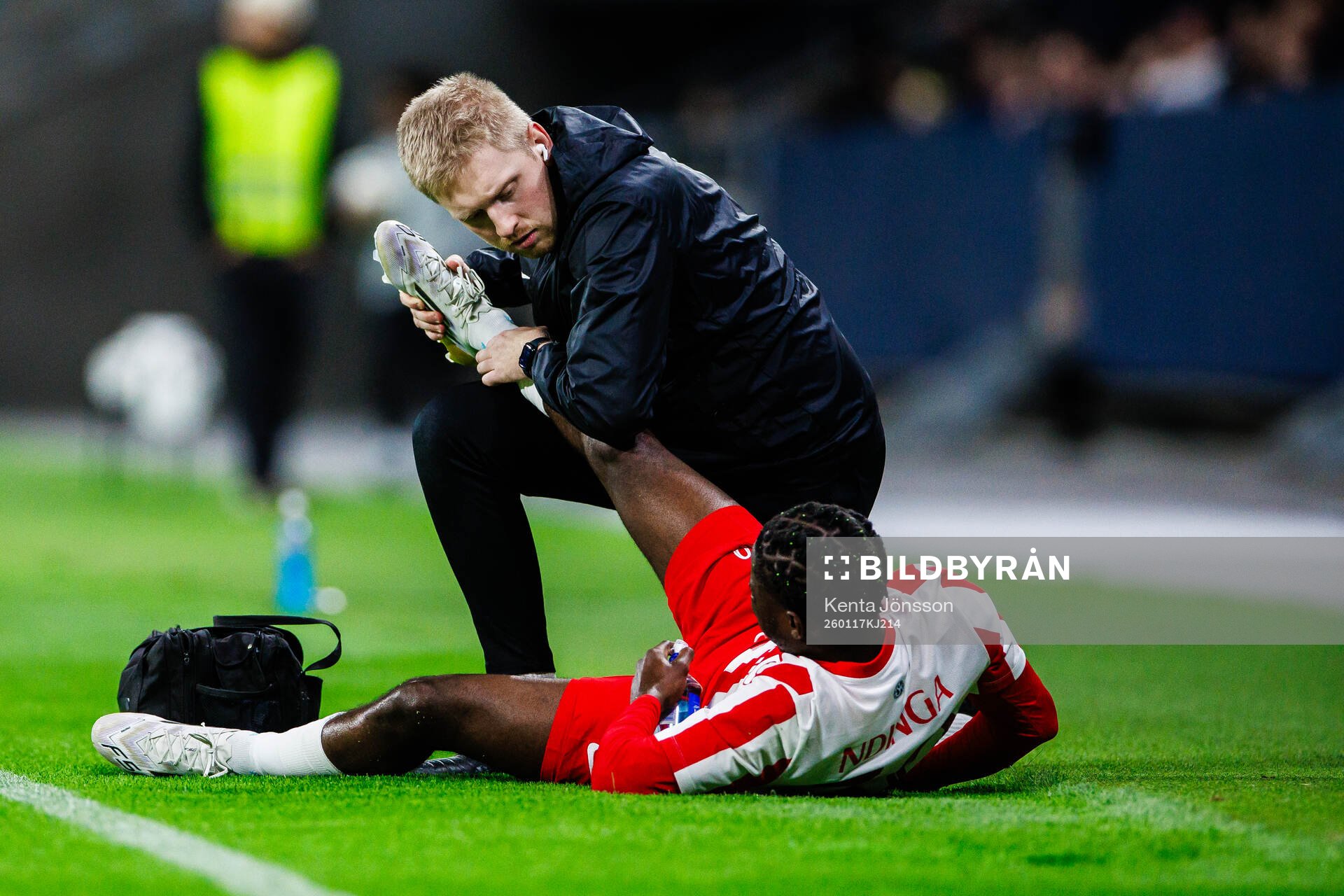 Degerfors Philippe Ndinga Ossiabadjouo får vård av