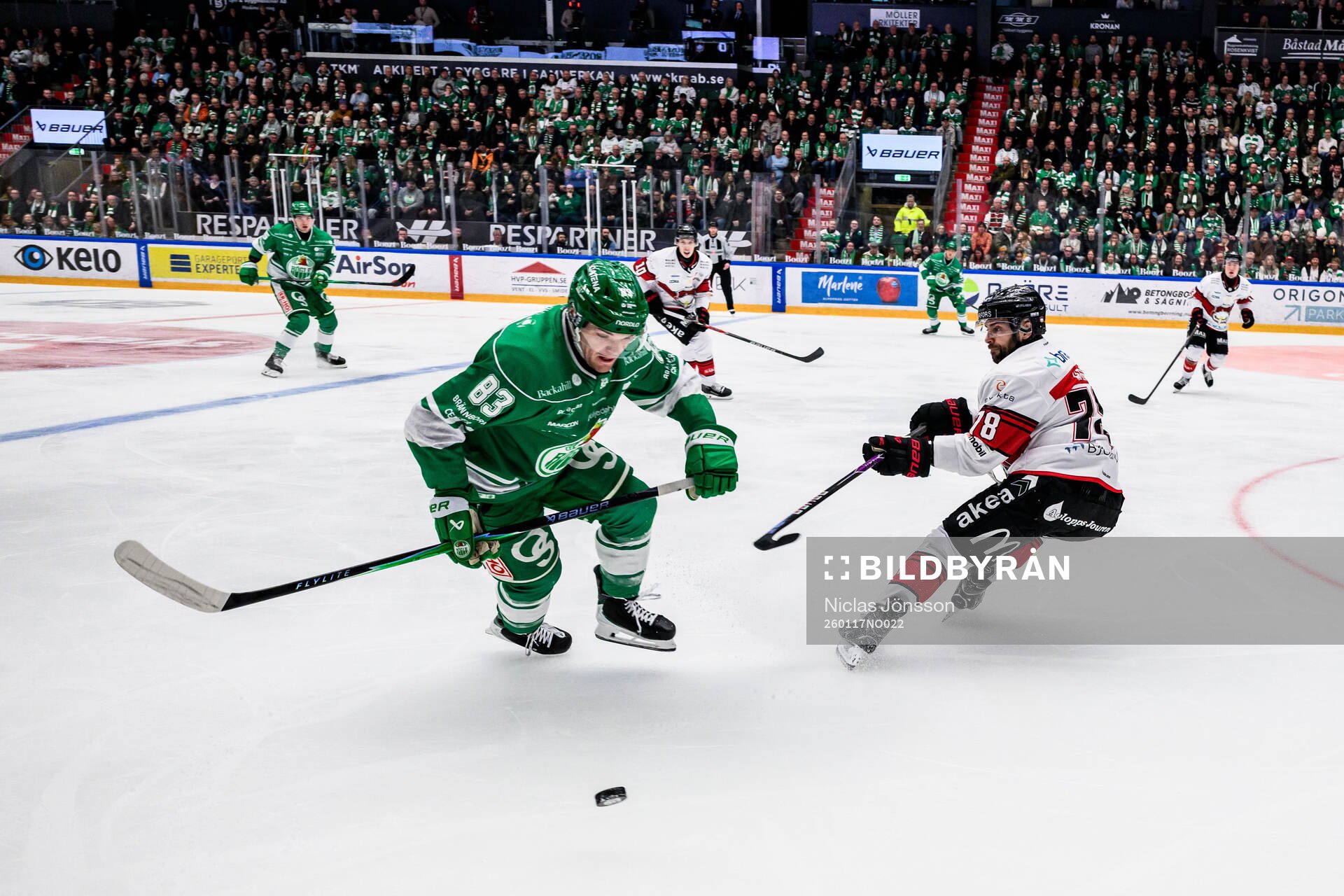 Rögles Karson Kuhlman och Malmö Redhawks Robin Hanzl