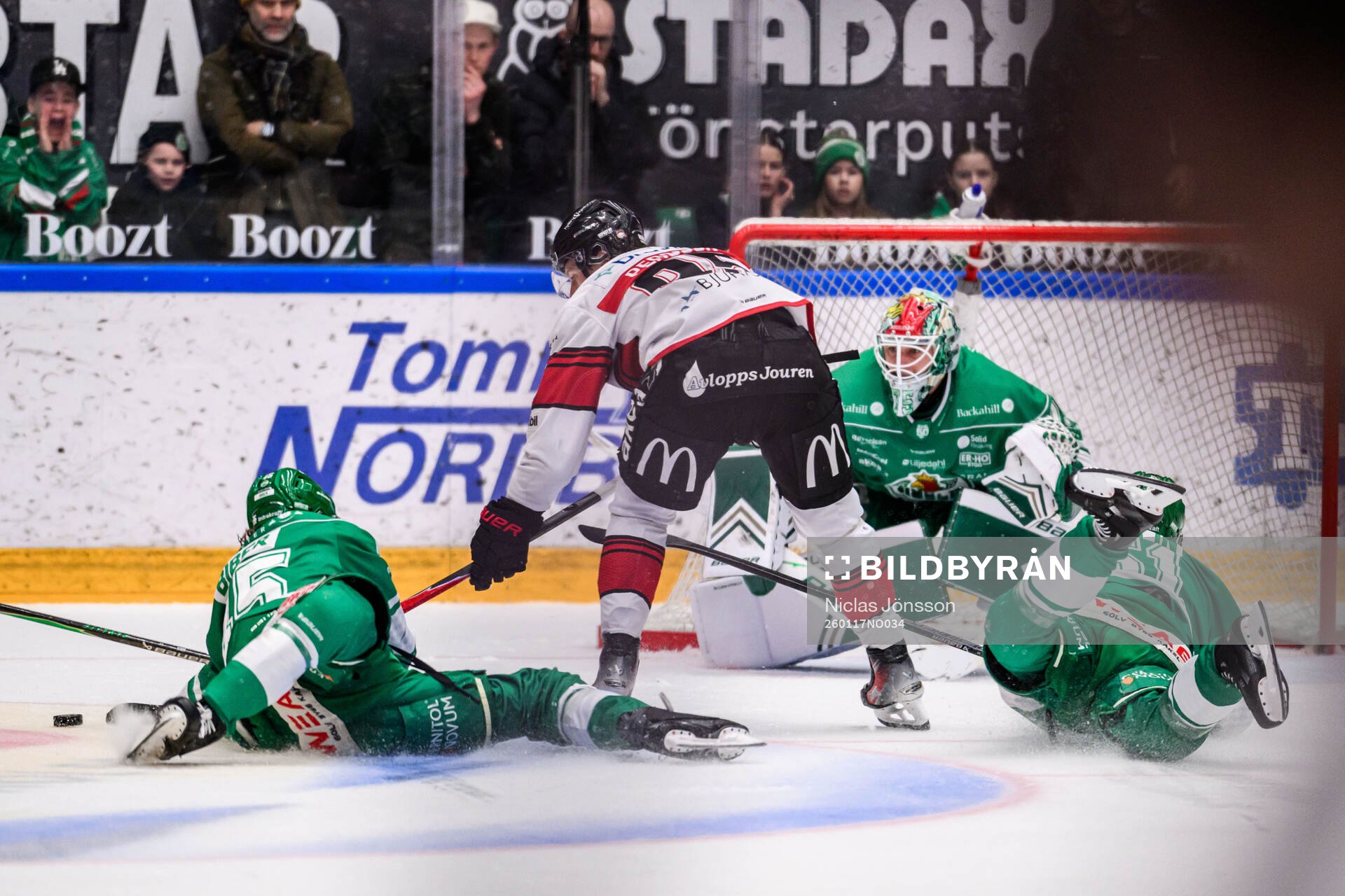 Rögles Gregor Biber och Malmö Redhawks Carl Persson och