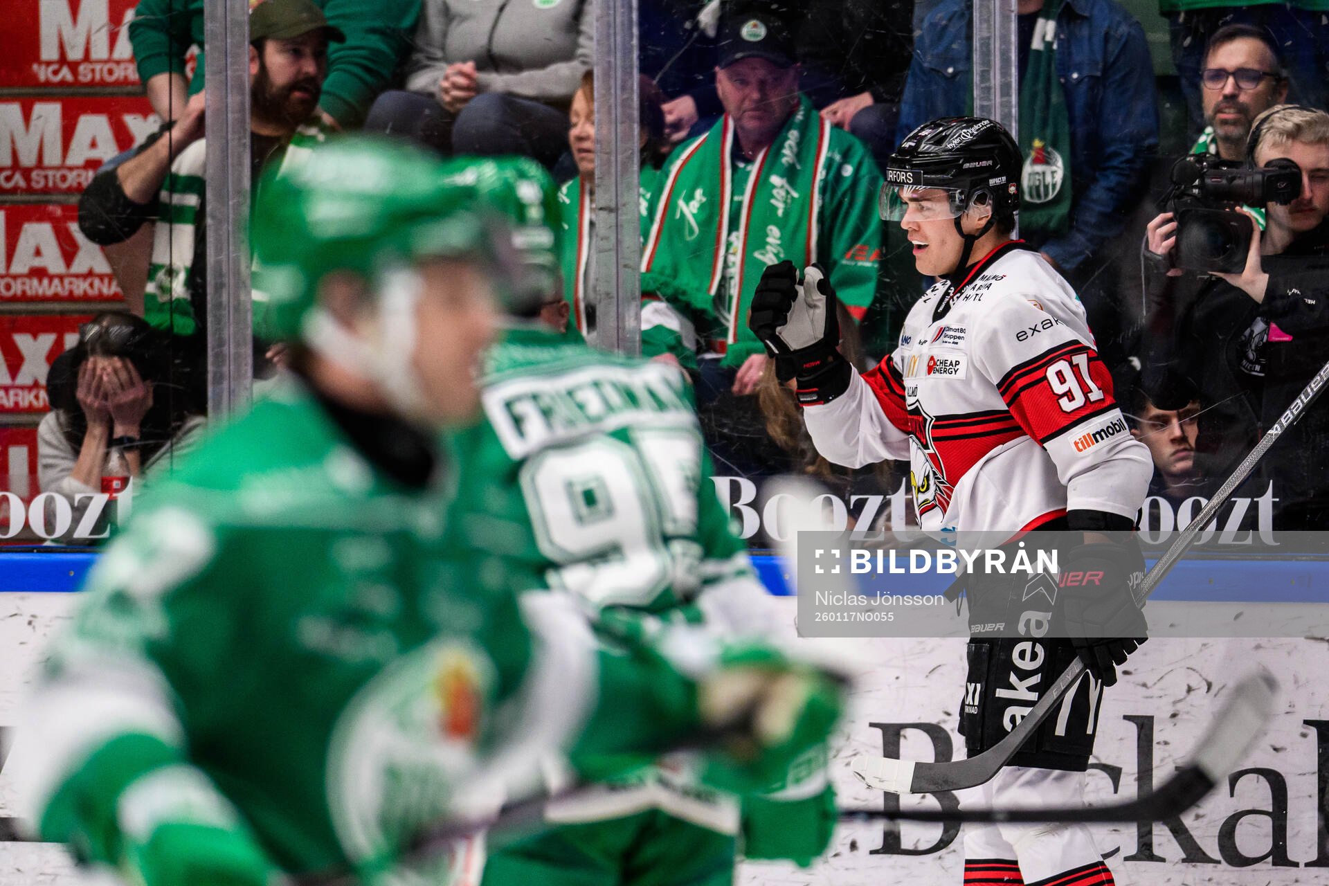 Malmö Redhawks Axel Sundberg jublar