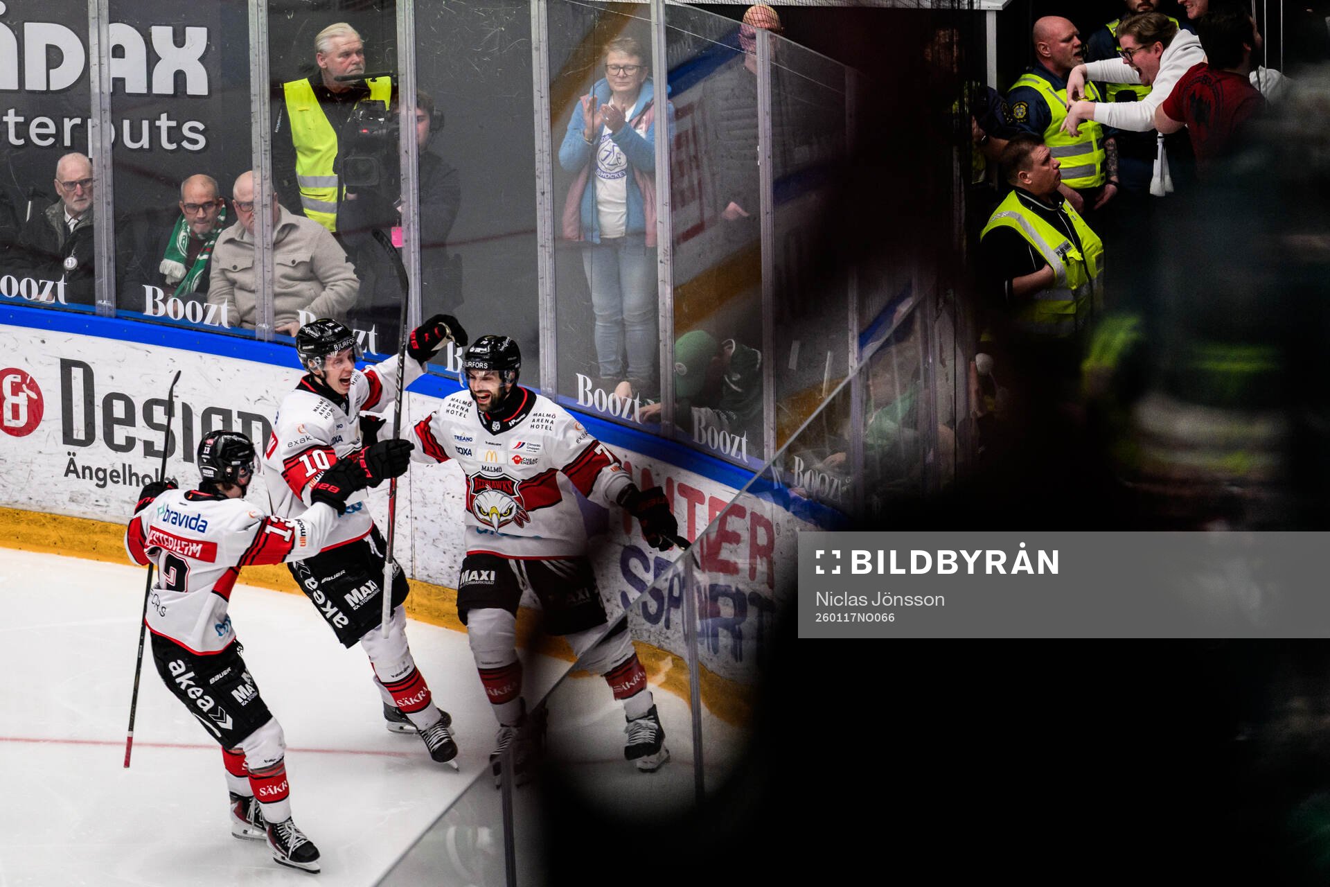 Malmö Redhawks William Von Barnekow och Robin Hanzl jublar