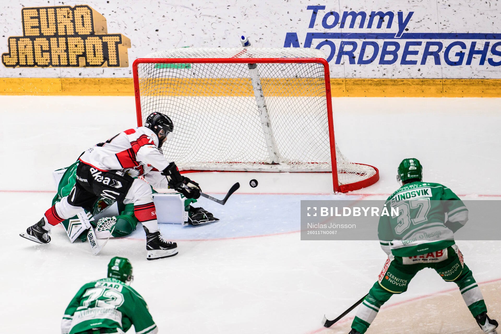 Malmö Redhawks Robin Hanzl gör 2-4 bakom Rögles målvakt