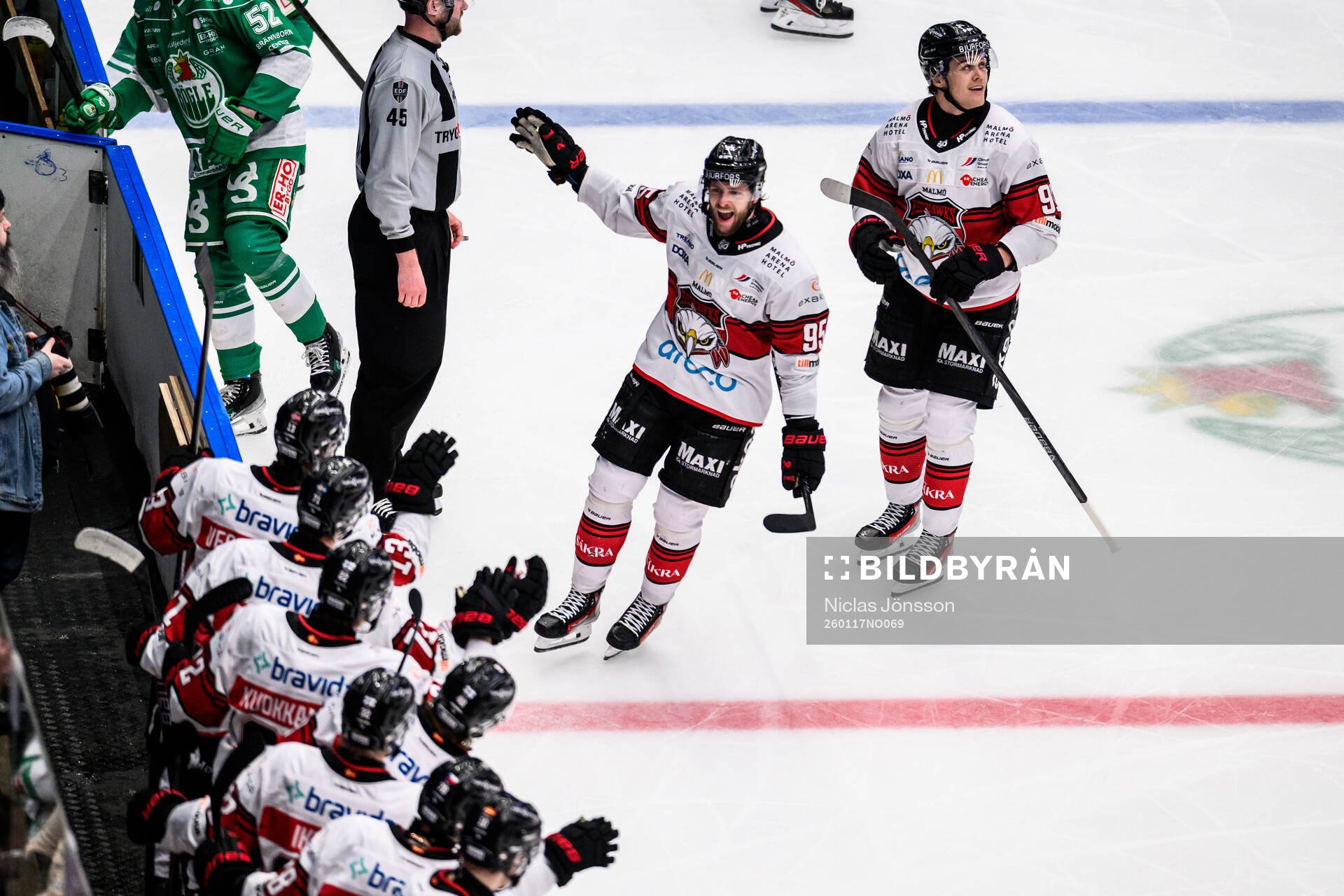 Malmö Redhawks Carl Persson jublar