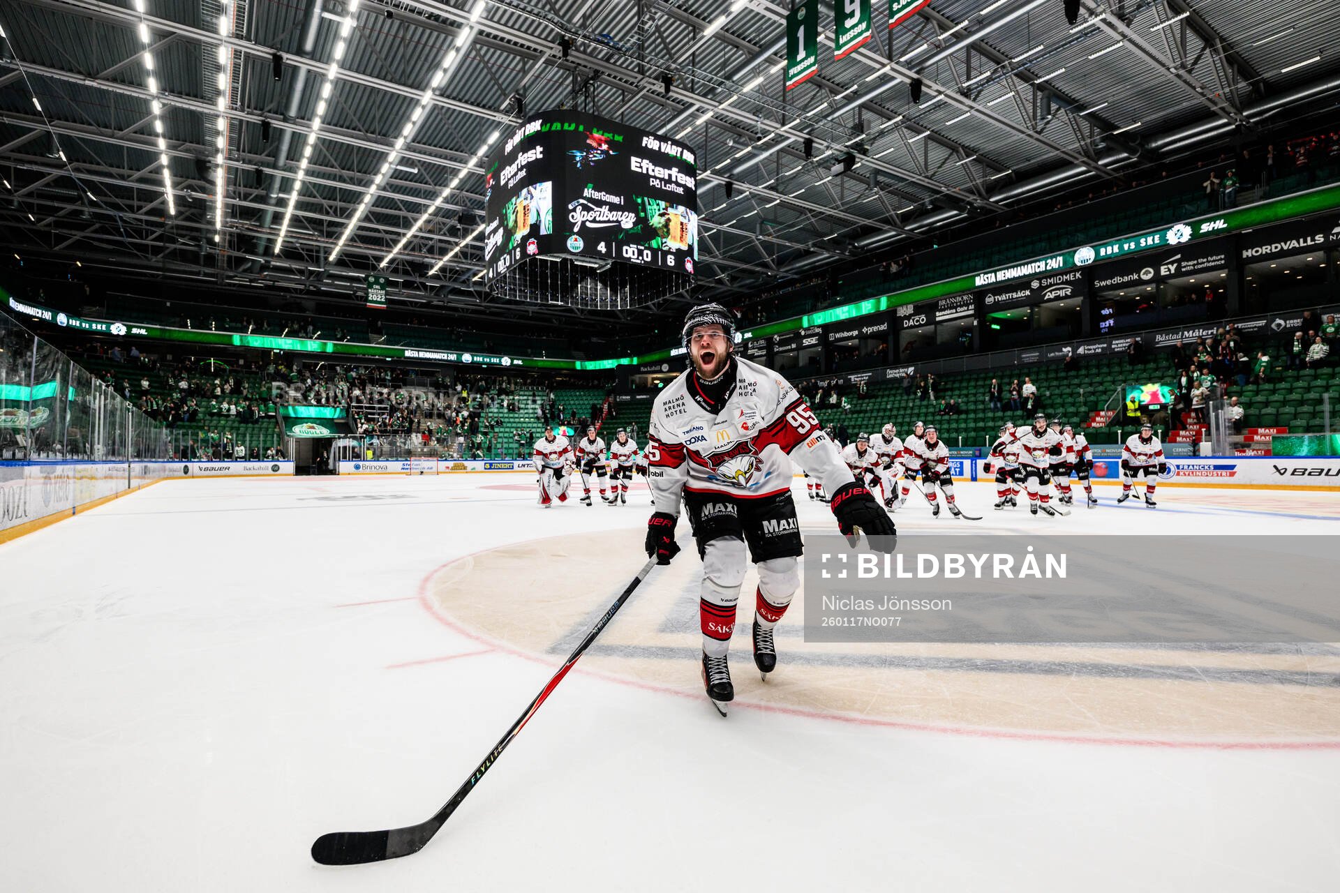 Malmö Redhawks Carl Persson jublar