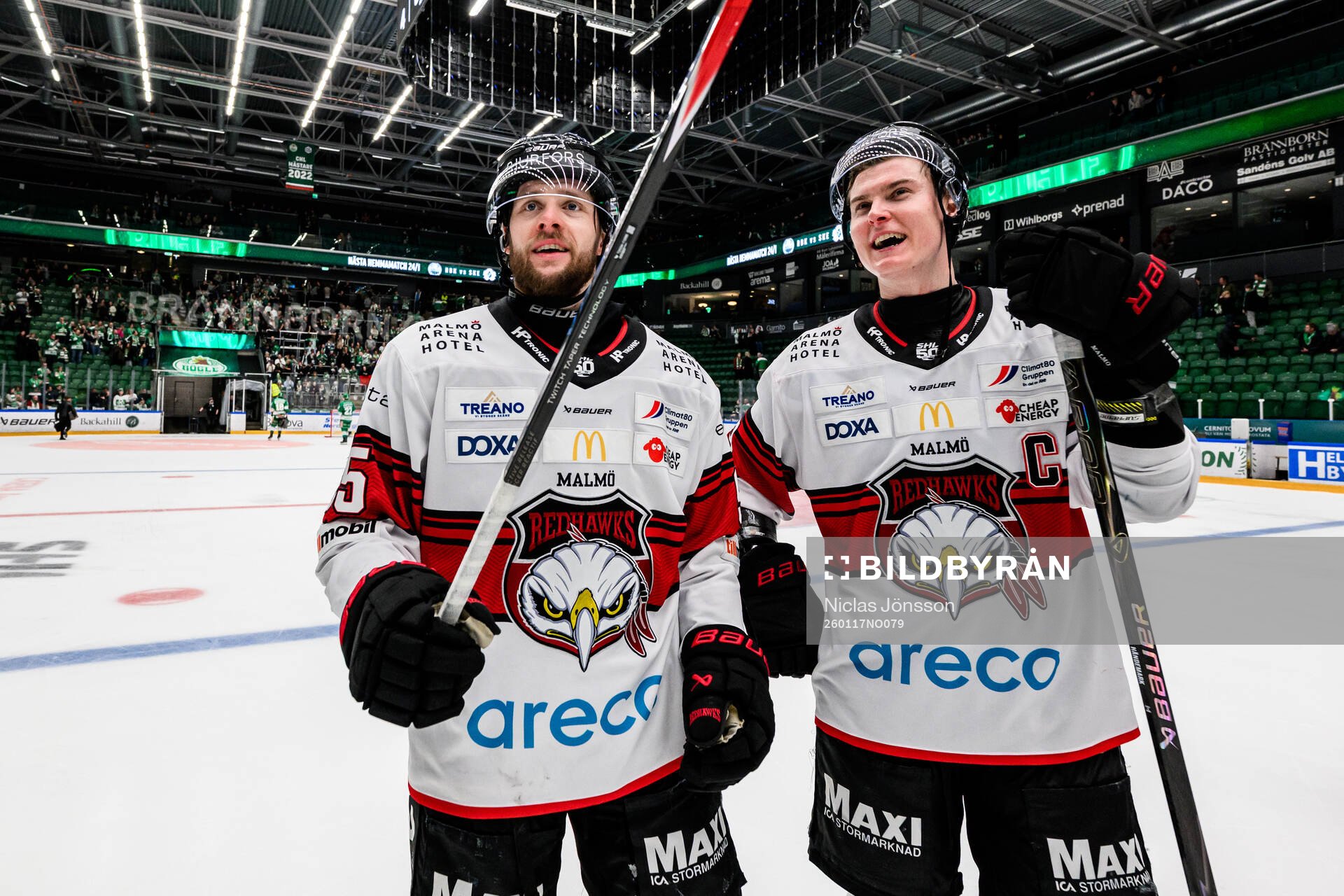 Malmö Redhawks Carl Persson och Fredrik Händemark jublar