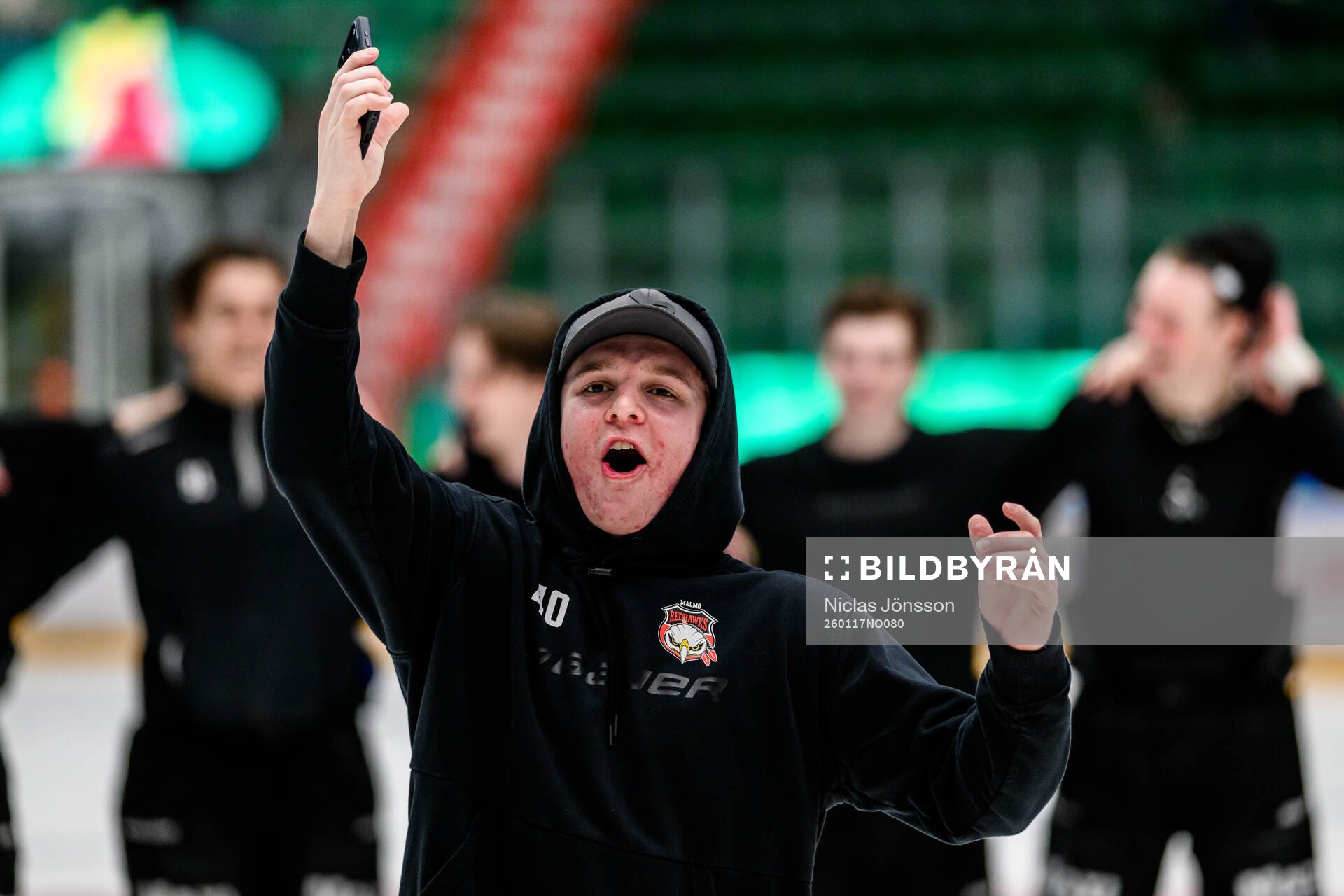 Malmö Redhawks målvakt Oskar Blomgren jublar