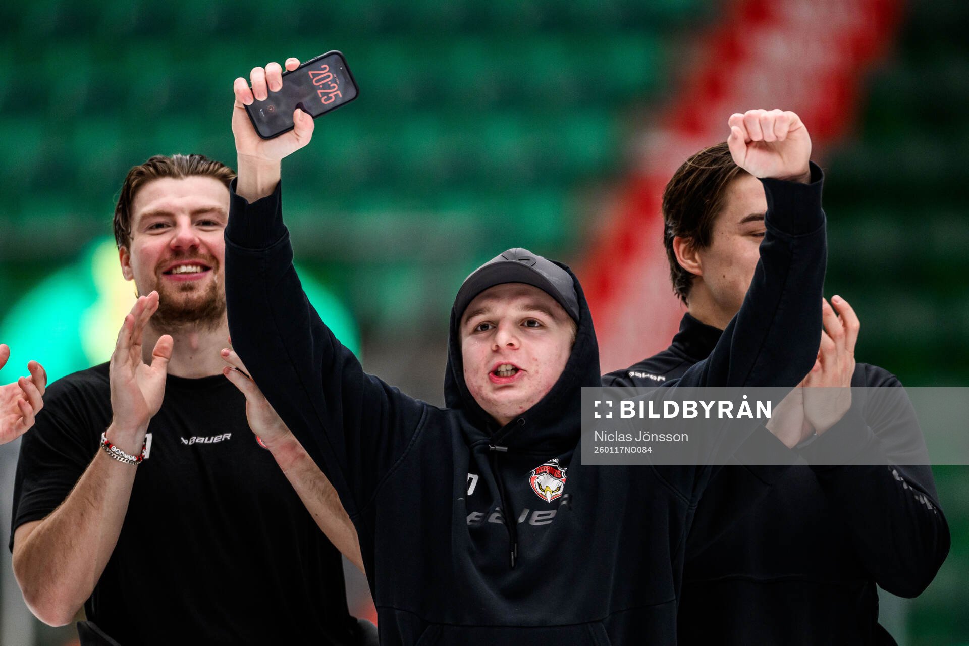 Malmö Redhawks målvakt Oskar Blomgren jublar