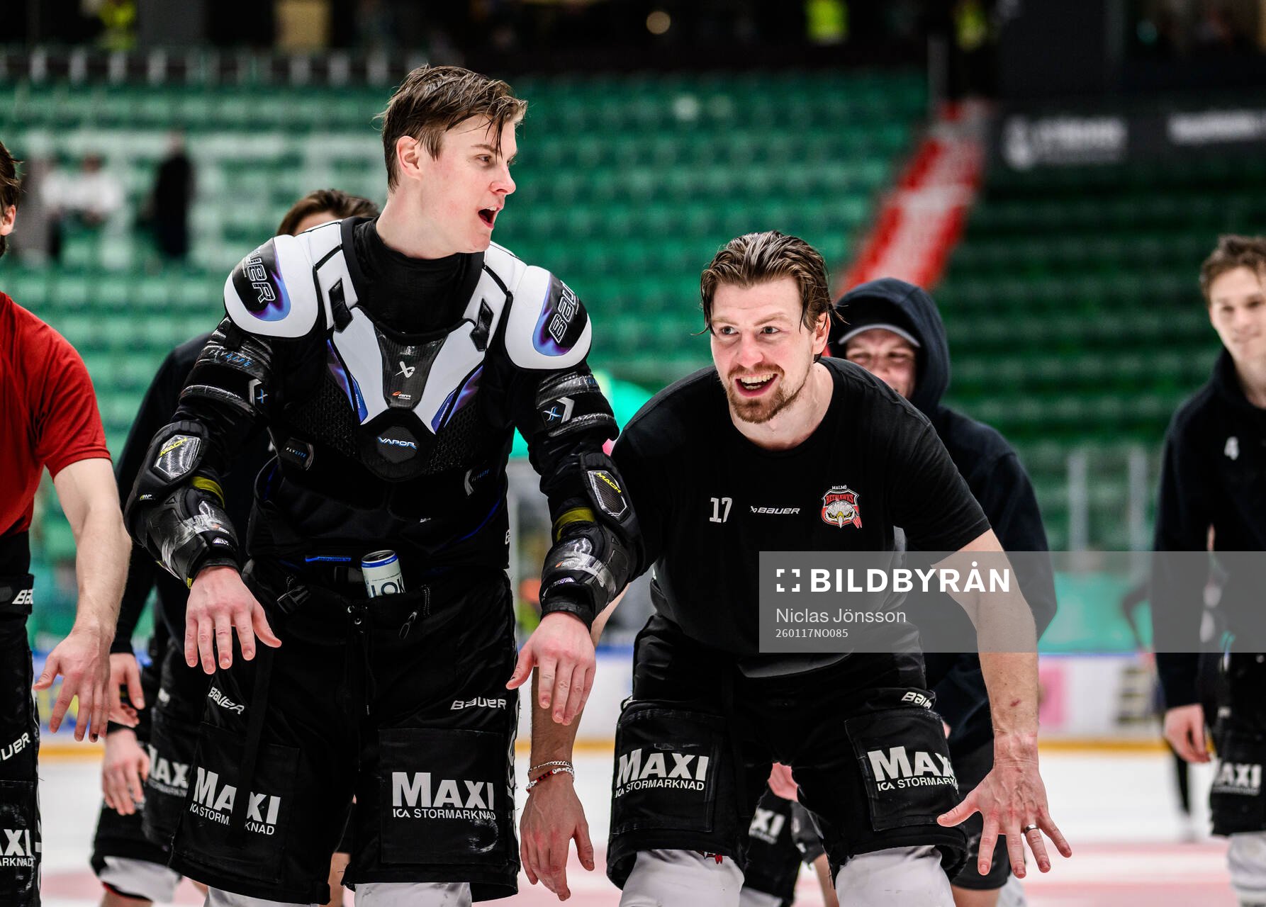 Malmö Redhawks Fredrik Händemark och Johan Ivarsson jublar