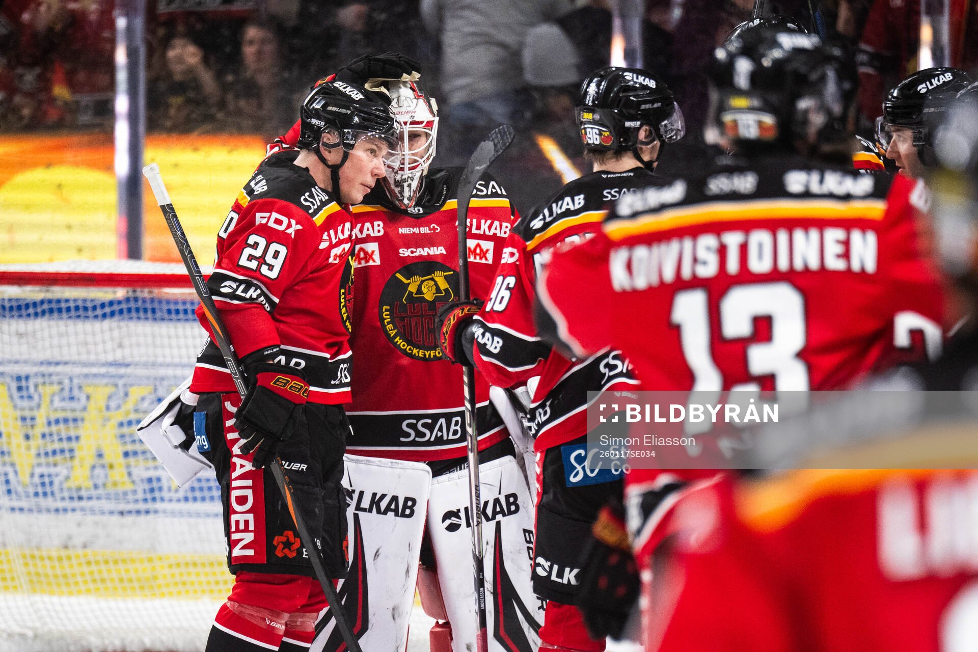 Luleås Erik Gustafsson och målvakt Matteus Ward jublar