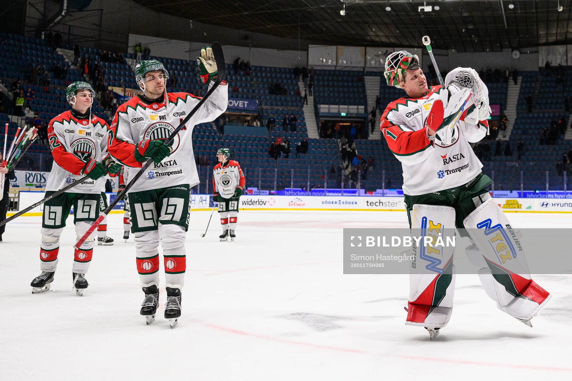 Frölundas målvakt Lars Johansson tackar publiken