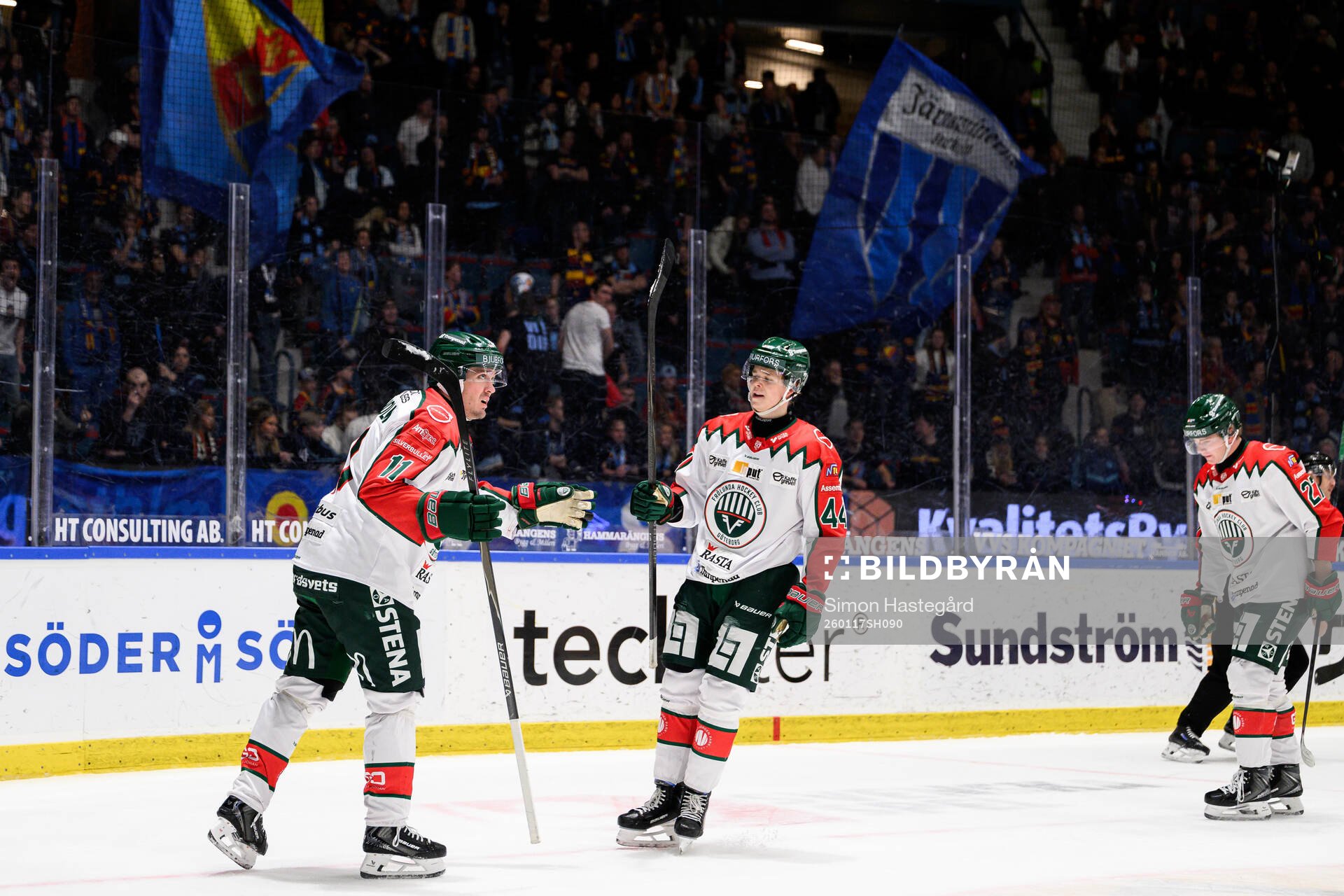 Frölundas Max Lindholm och Noah Dower Nilsson jublar