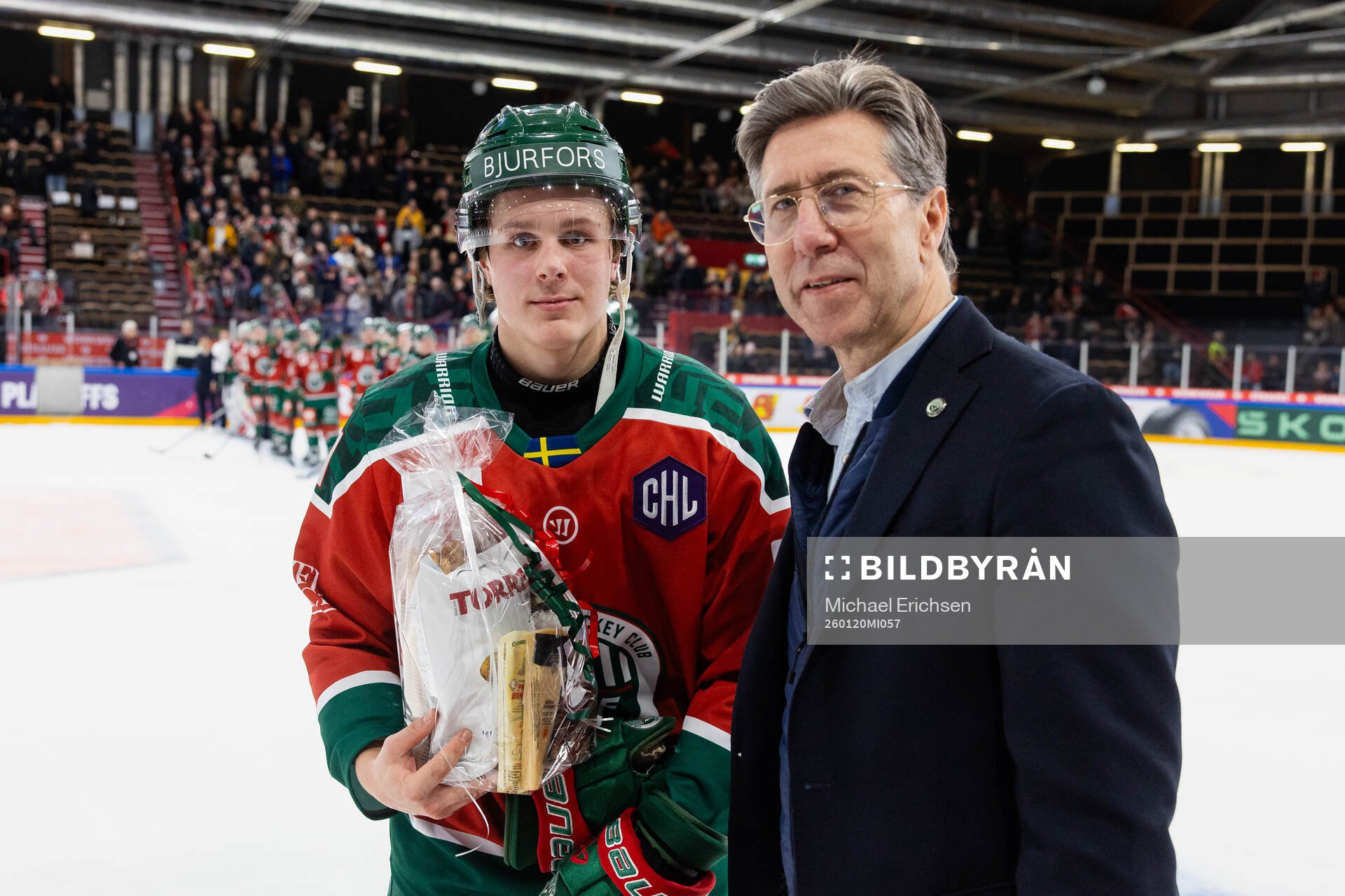 Ivar Stenberg of Frölunda receives the award for player of