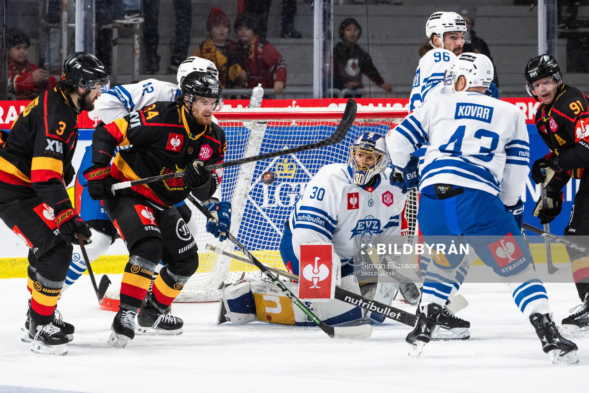 Brendan Shinnimin of Luleå and goaltender Leonardo Genoni