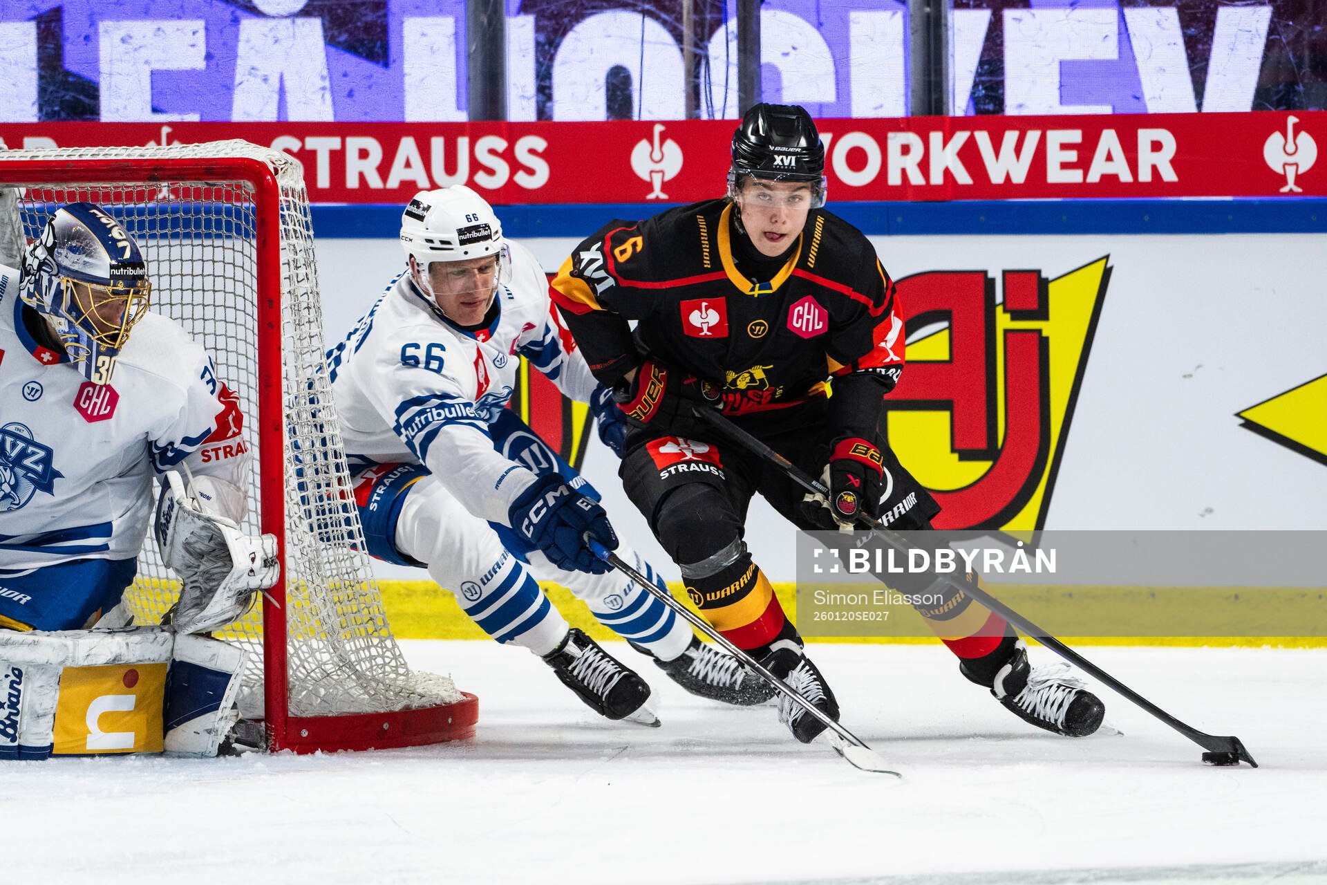 David Sklenicka of EV Zug and Isac Hedqvist of Luleå