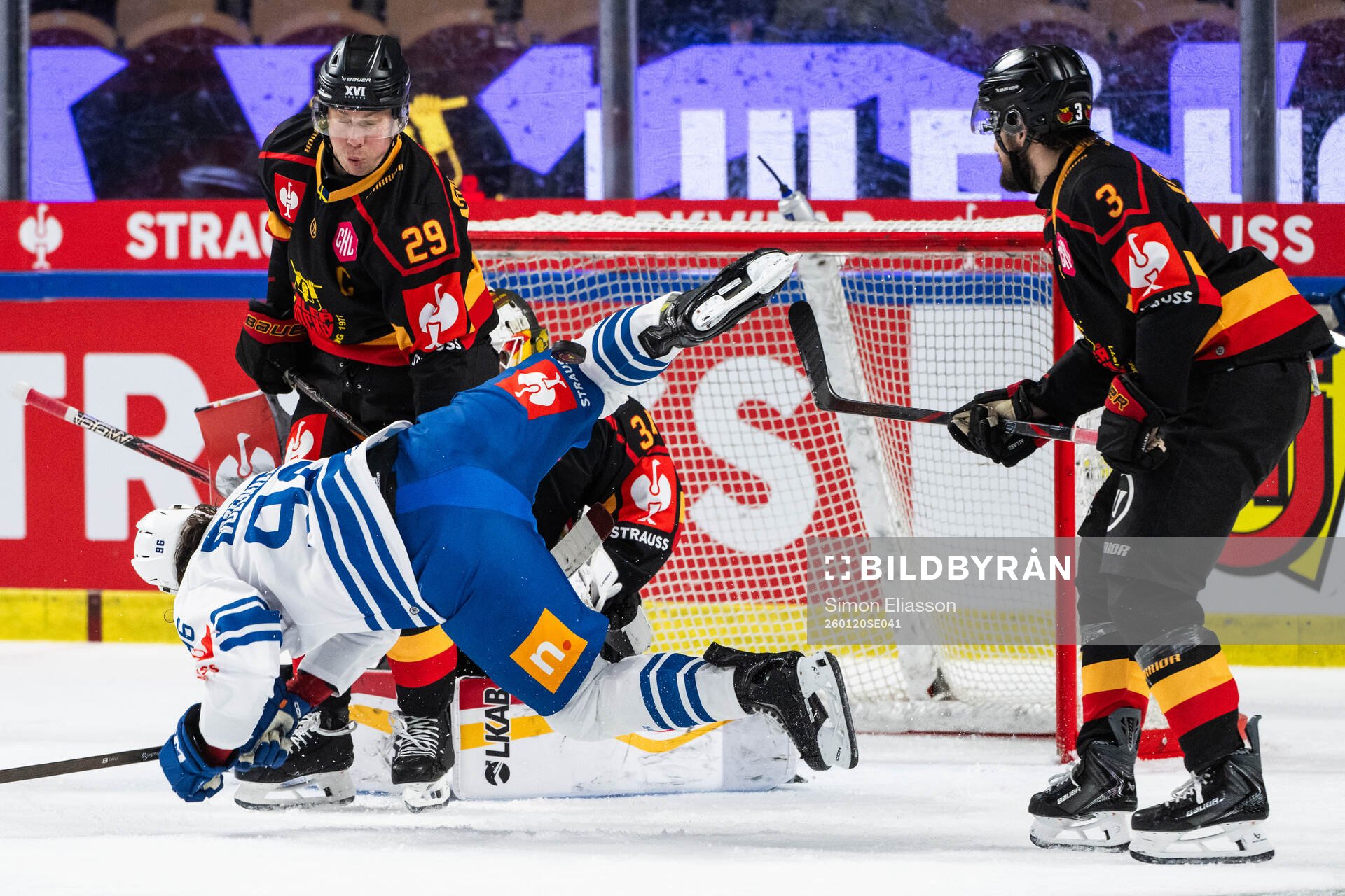 Erik Gustafsson of Luleå and Daniel Voženilek of EV Zug