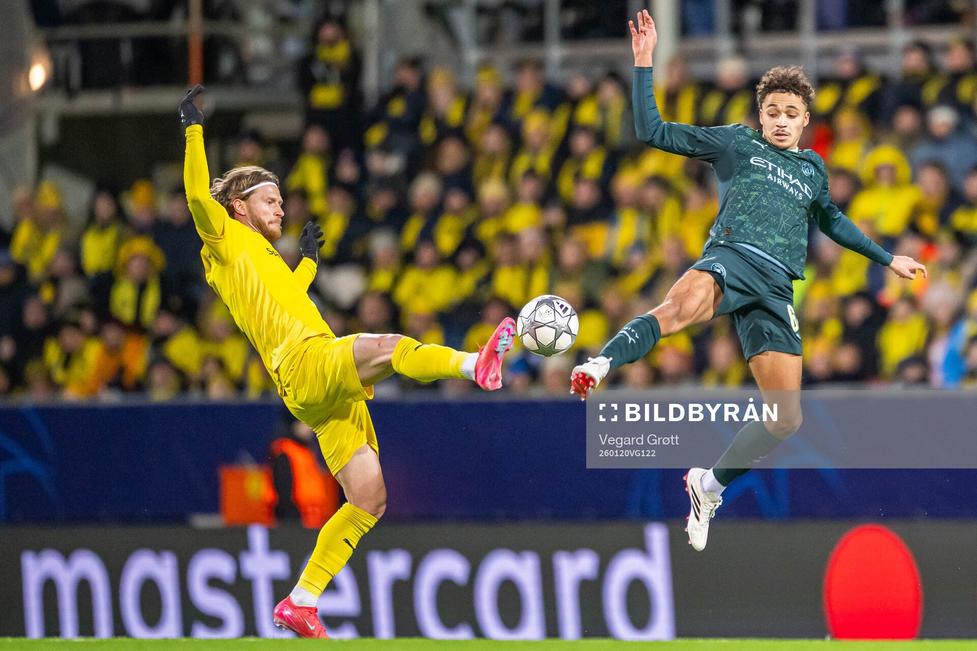 Kasper Høgh of Bodø/Glimt and Max Alleyne of Manchester