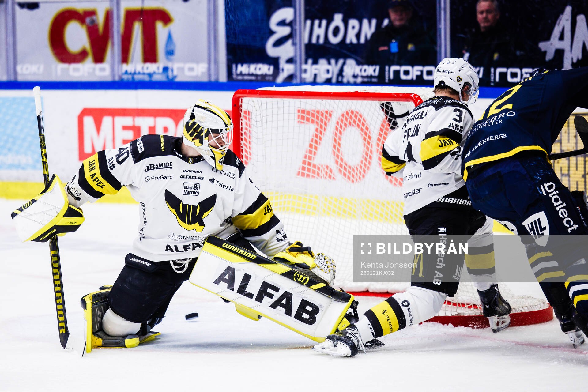 Västerås målvakt Rasmus Korhonen i aktion på en