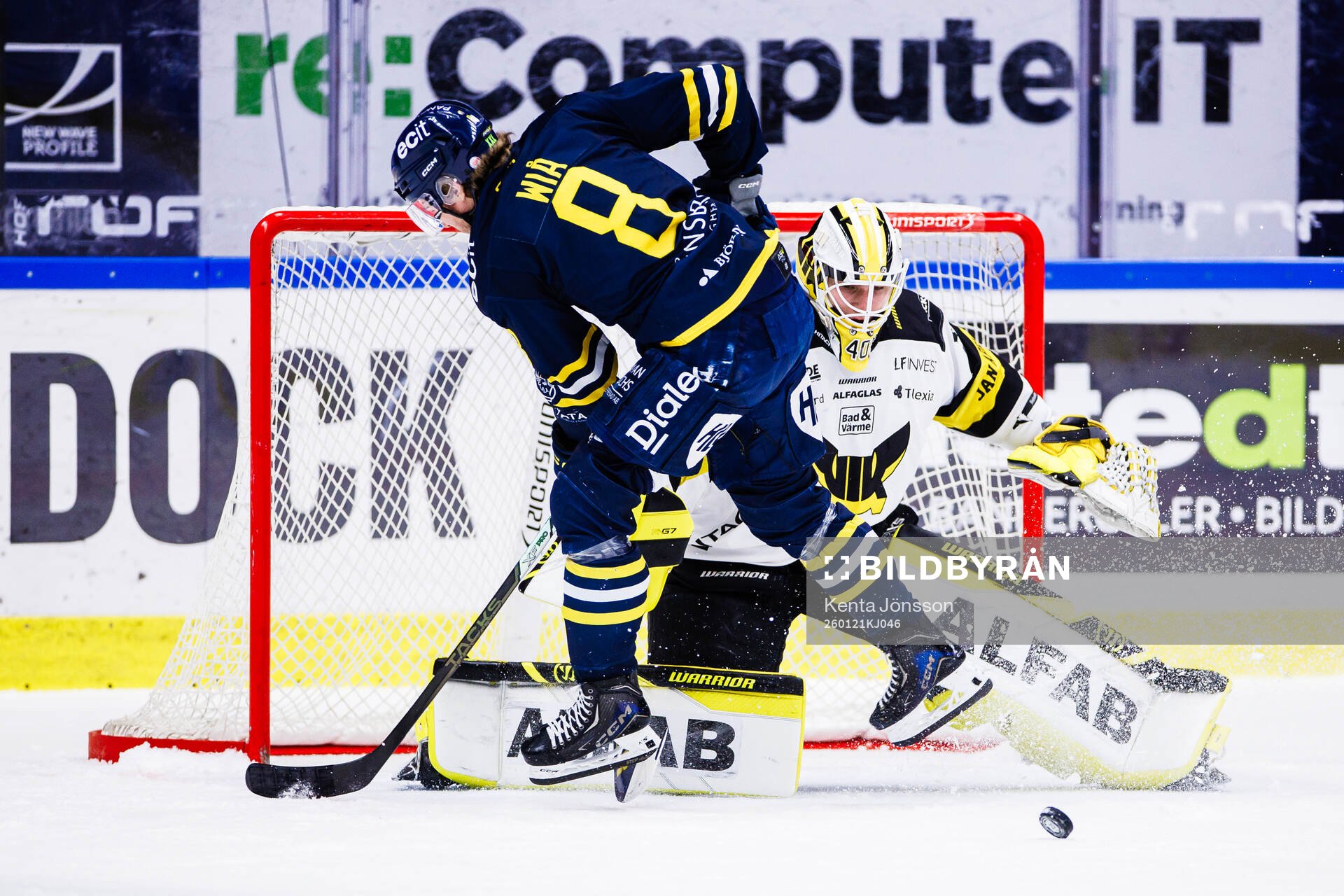 Västerås målvakt Rasmus Korhonen räddar en straff av
