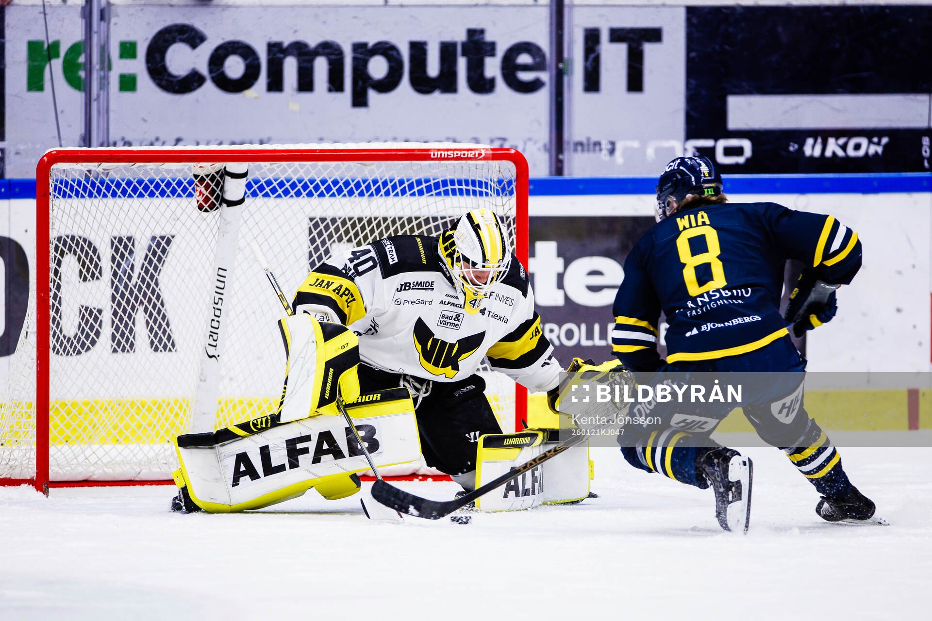 Södertäljes William Wiå med en straff mot Västerås