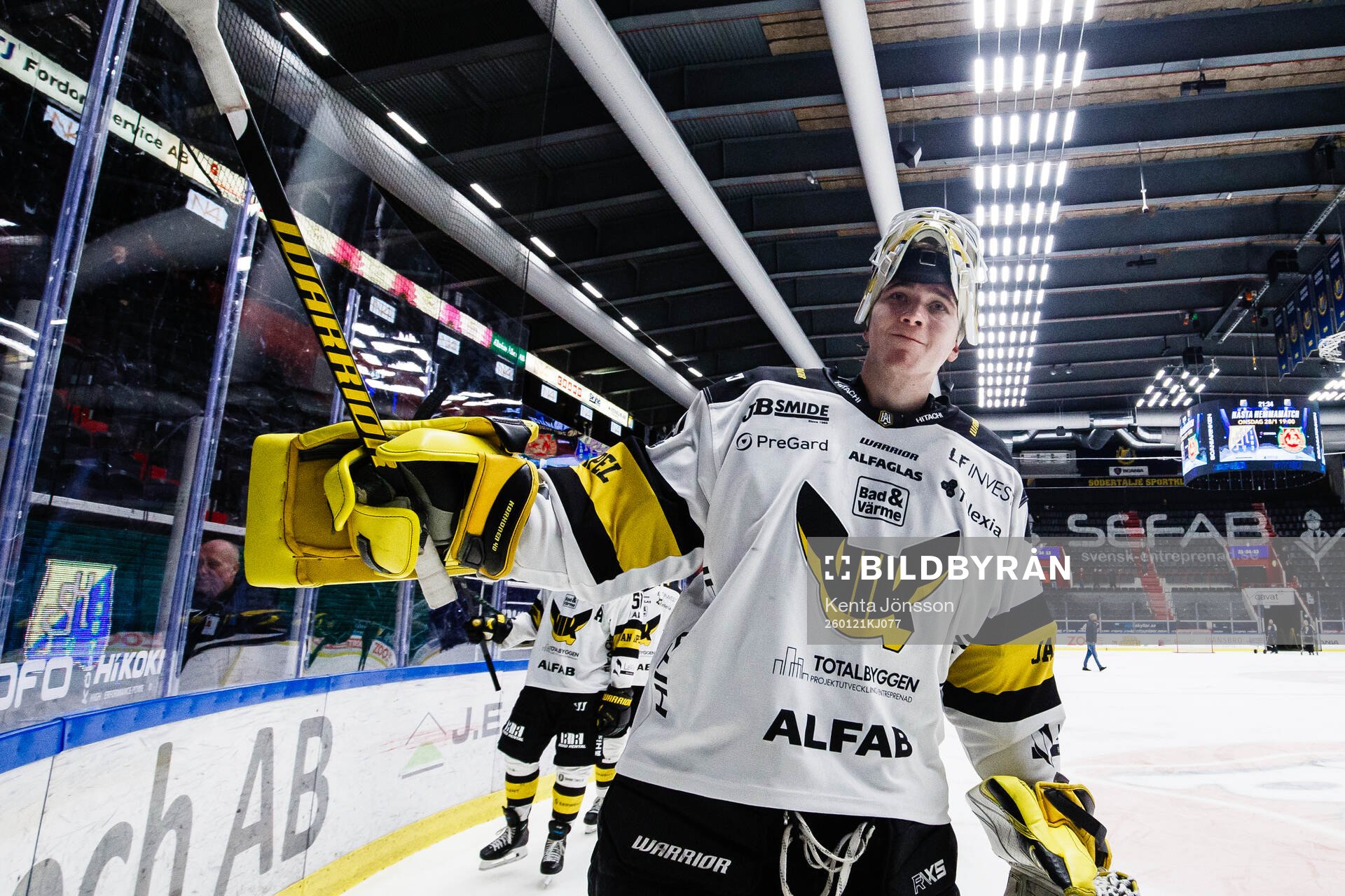 Västerås målvakt Rasmus Korhonen jublar