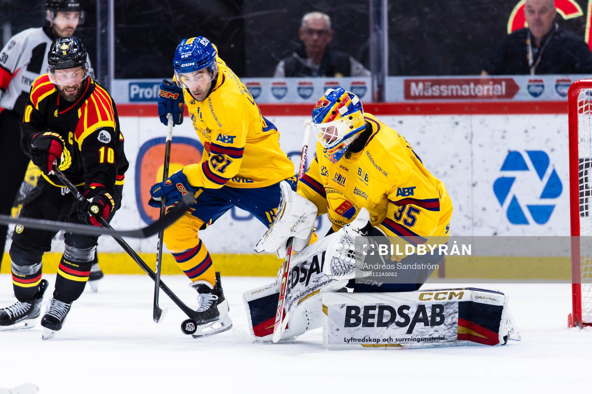 Brynäs Johan Larsson oroar framför Djurgårdens målvakt