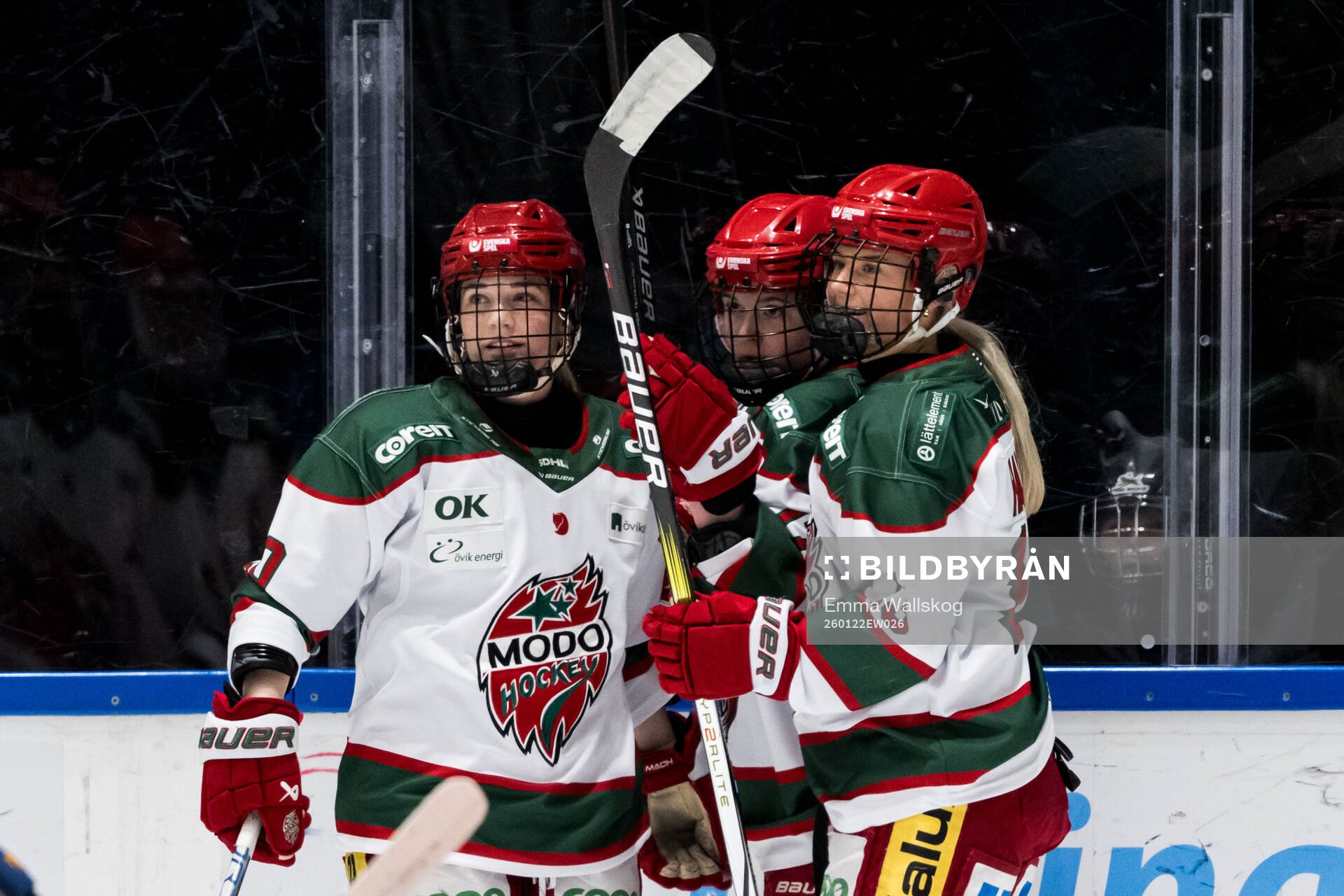 Modos Sarah Marchand, Mira Hallin och Alyssa Mcleod jublar