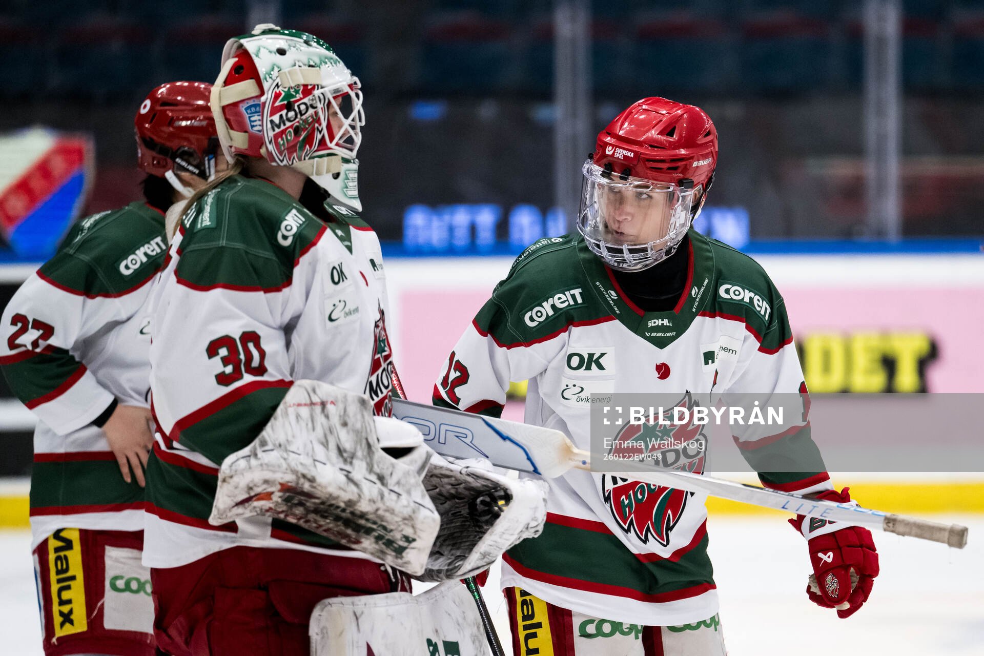 Modos målvakt Lovisa Persson och Ebba Berglund jublar