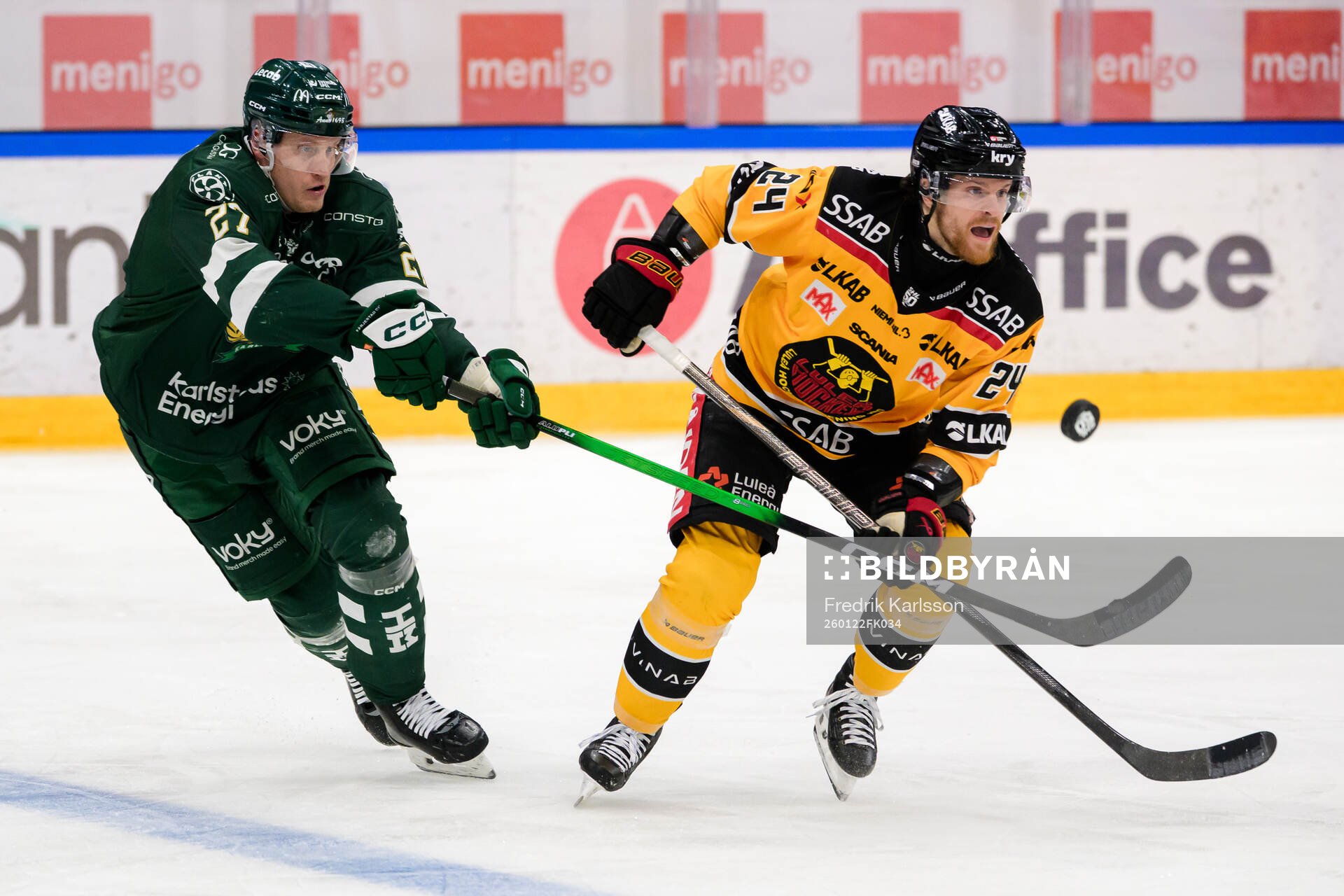 Färjestads Gabriel Carlsson och Luleås Brendan Shinnimin