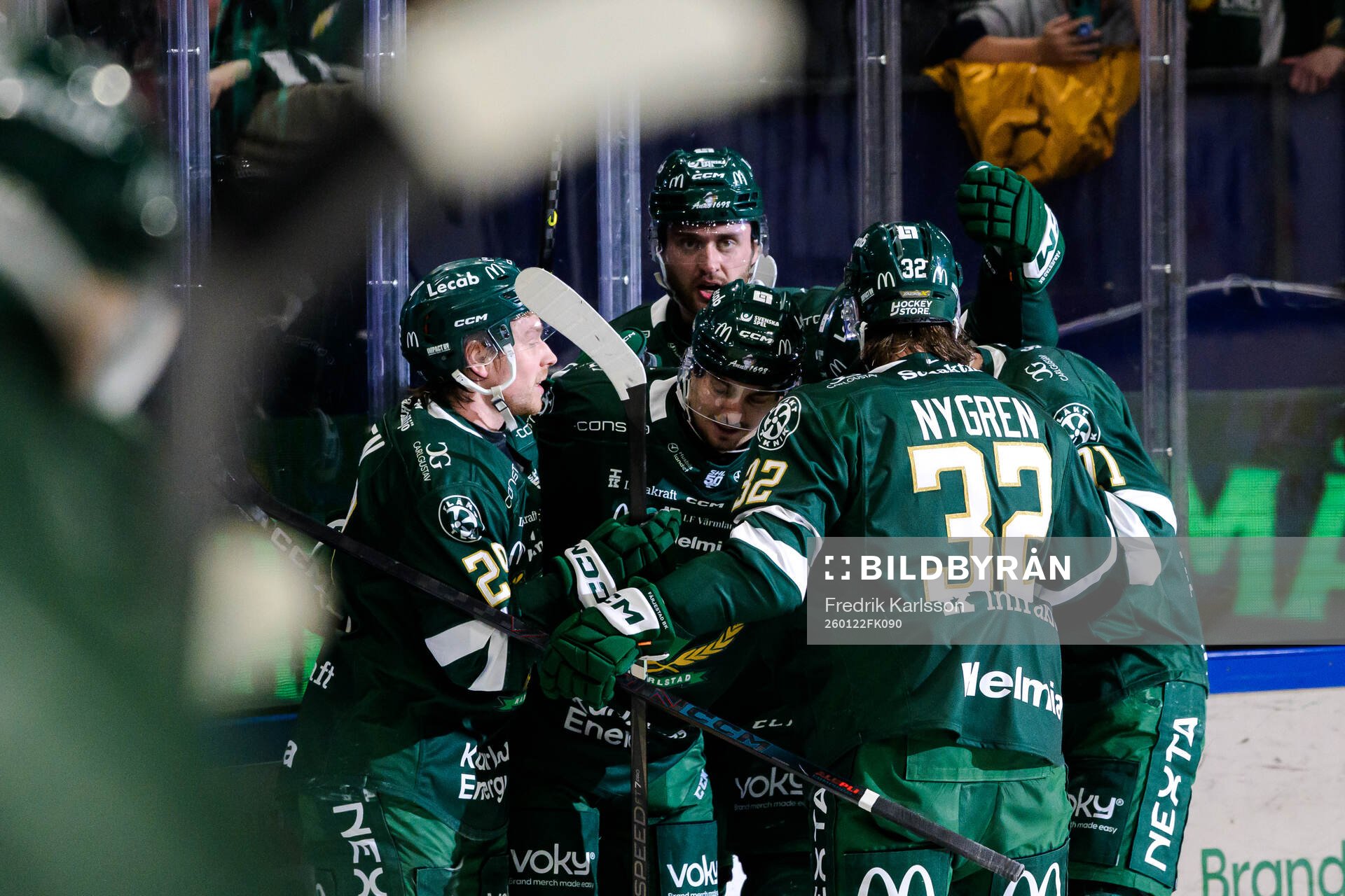 Färjestads David Tomasek jublar med lagkamrater