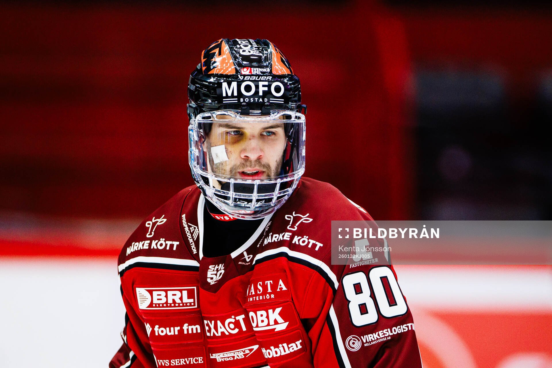 Örebros Kalle Miketinac med ett ansiktsskydd