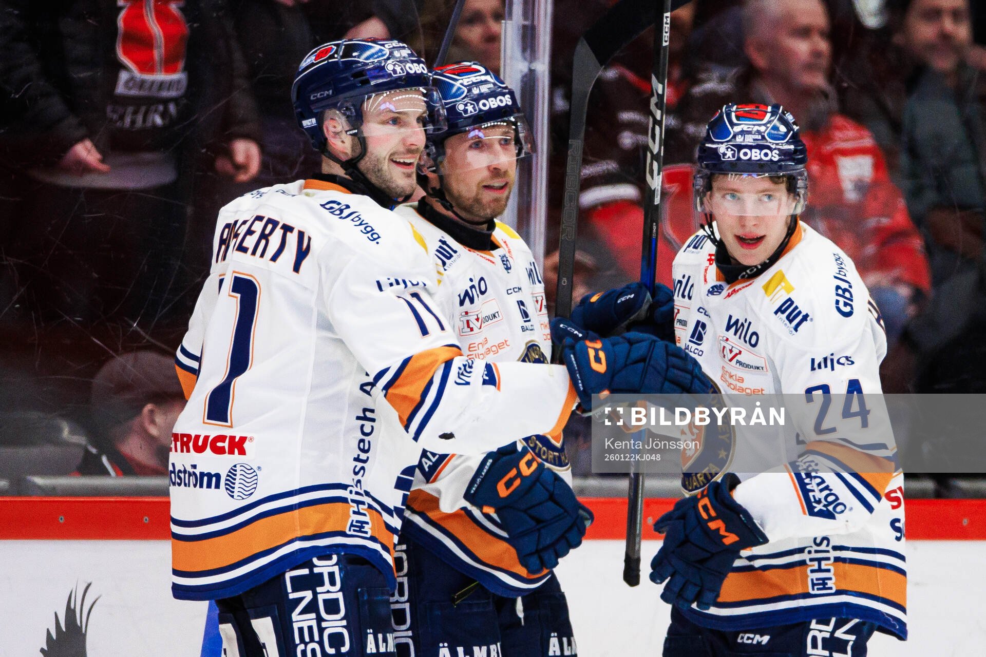 Växjös Dylan Mclaughlin jublar med Brogan Rafferty och