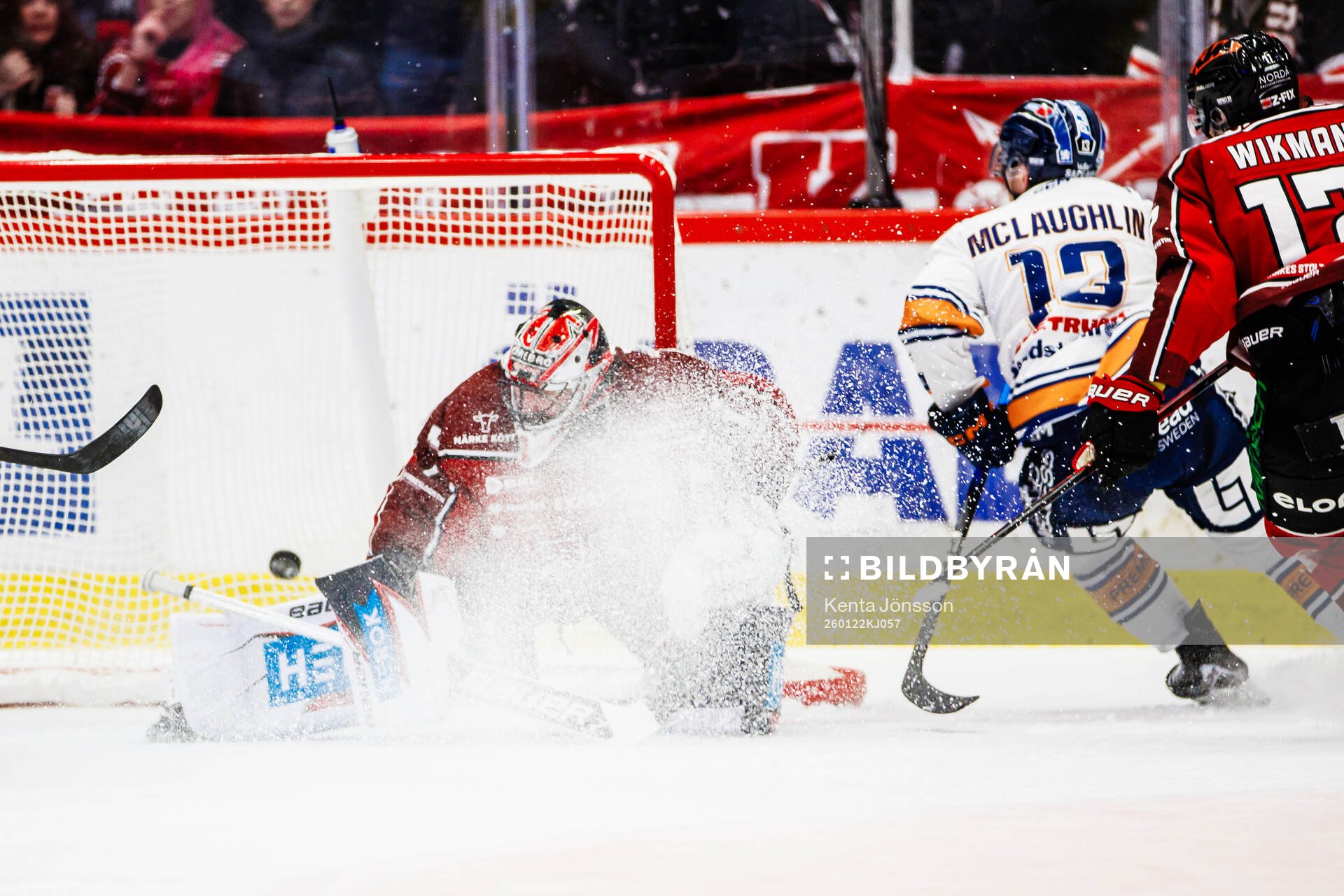 Växjös Dylan Mclaughlin gör 0-1 bakom Örebros målvakt