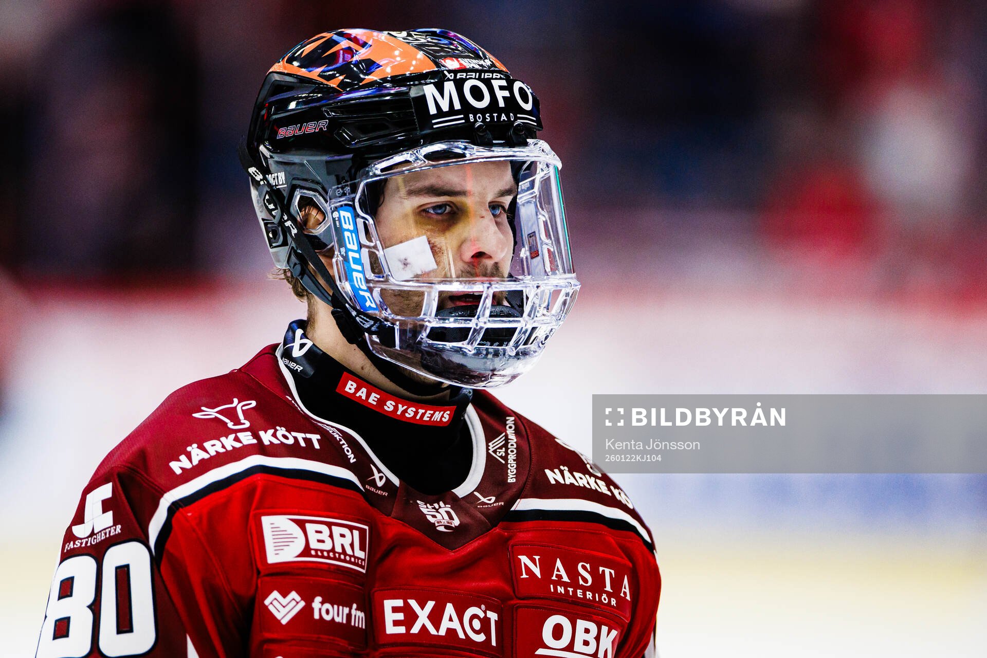 Örebros Kalle Miketinac med ett ansiktsskydd