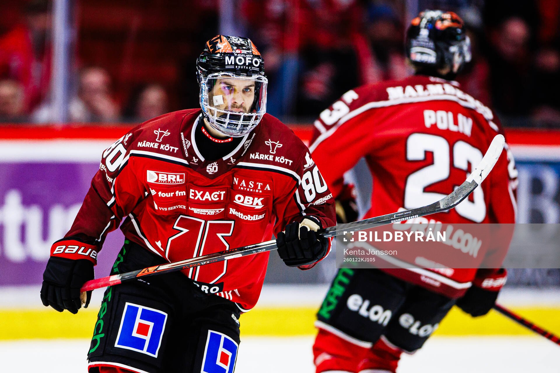 Örebros Kalle Miketinac med ett ansiktsskydd