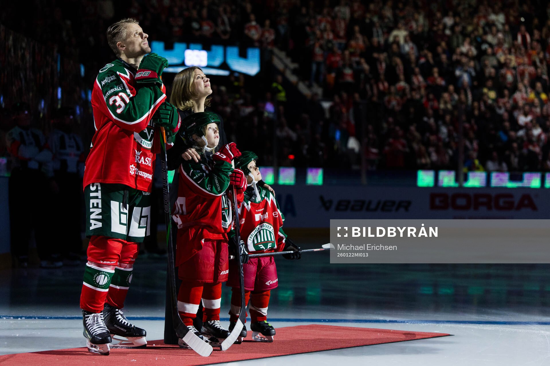 Frölundas Nicklas Lasu med familj när han hyllas för