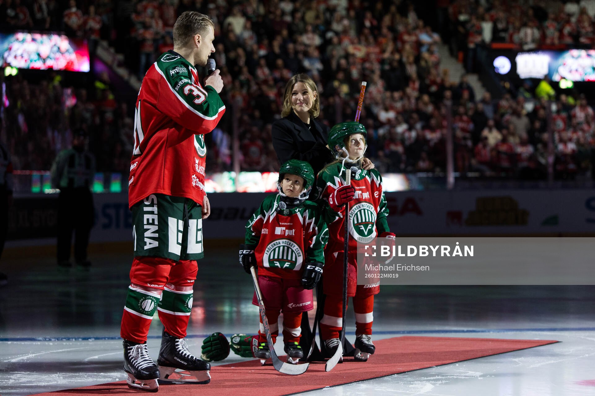 Frölundas Nicklas Lasu med familj när han hyllas för