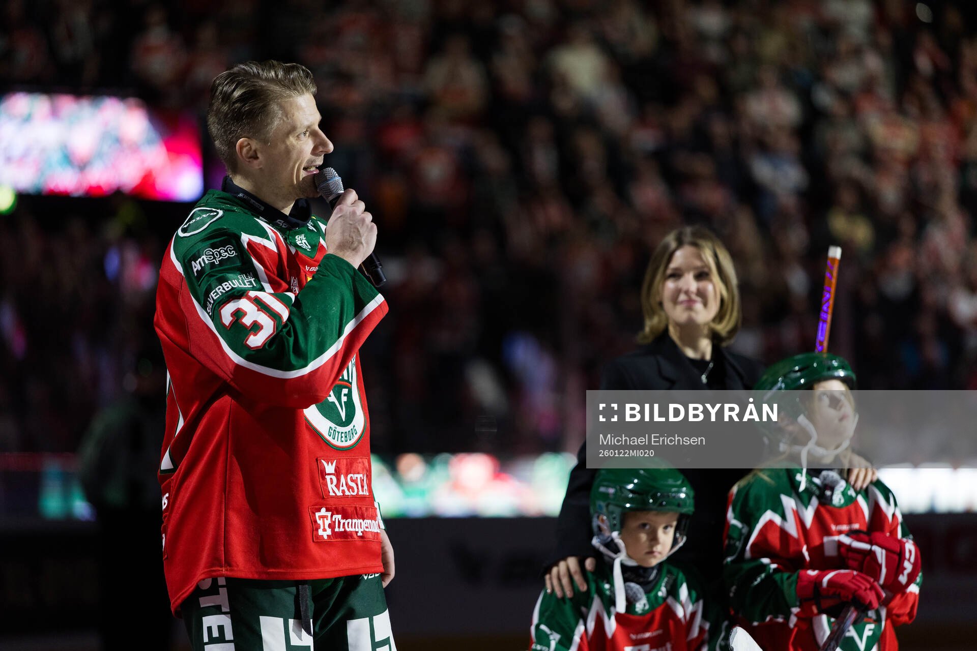 Frölundas Nicklas Lasu med familj när han hyllas för