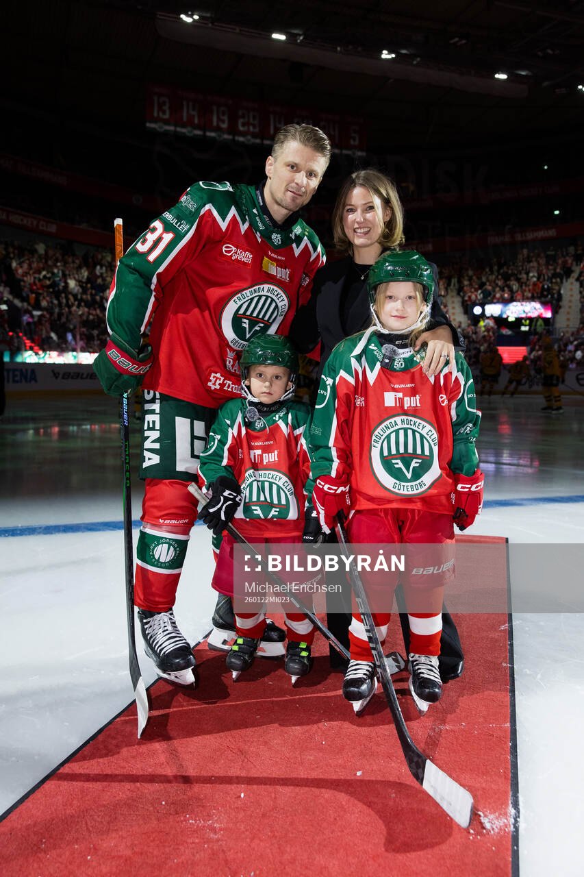 Frölundas Nicklas Lasu med familj när han hyllas för