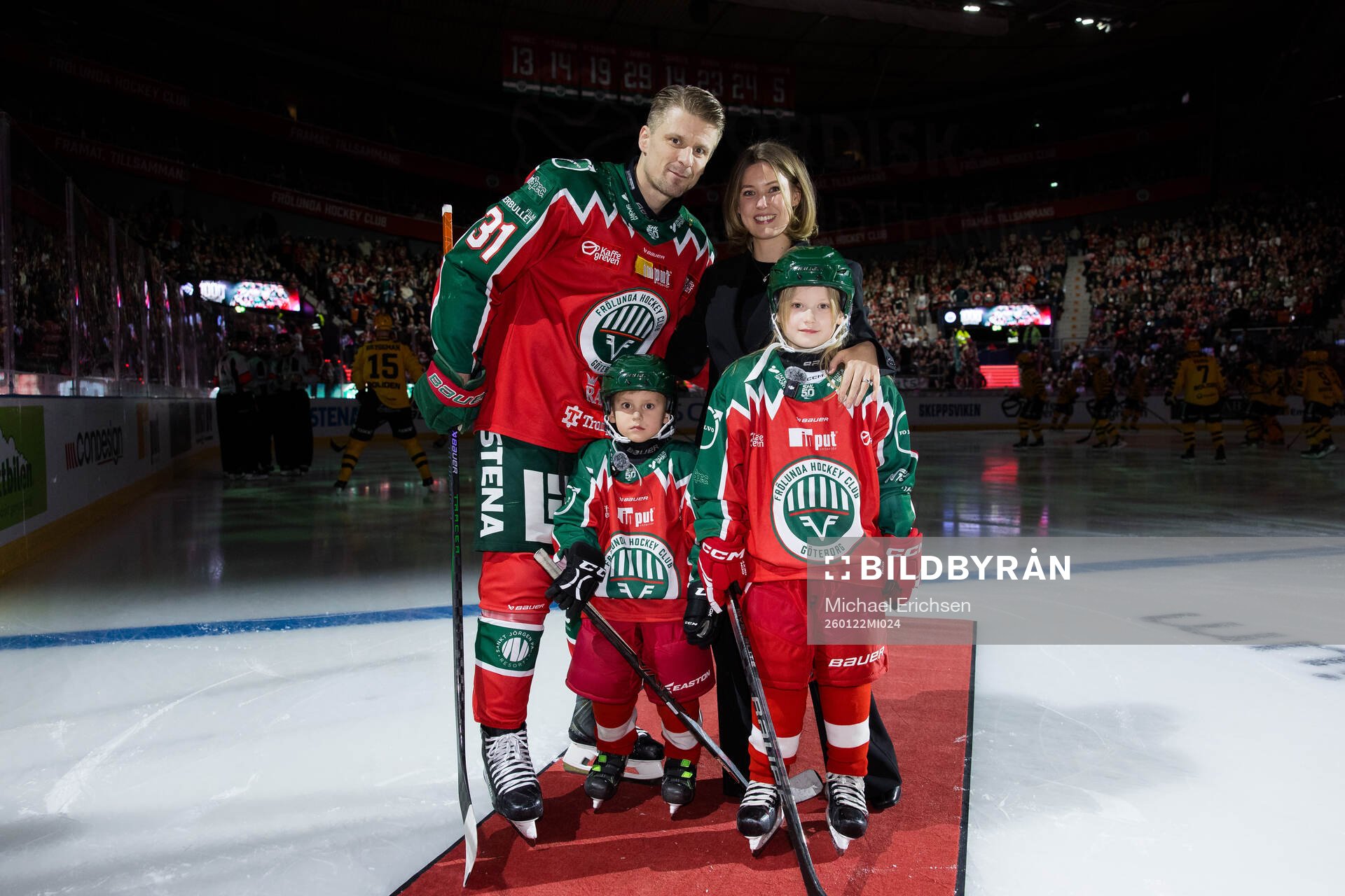 Frölundas Nicklas Lasu med familj när han hyllas för