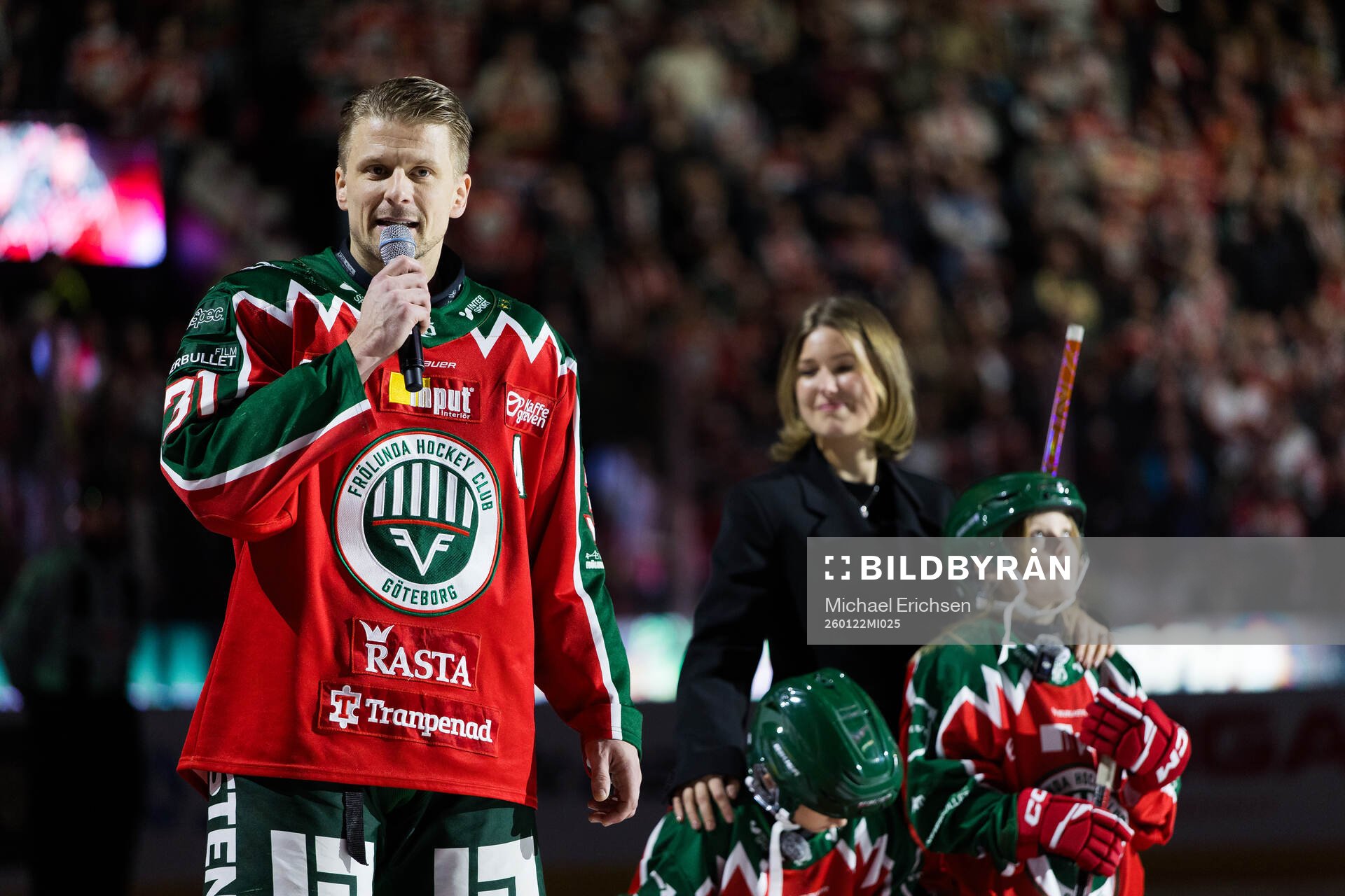 Frölundas Nicklas Lasu med familj när han hyllas för