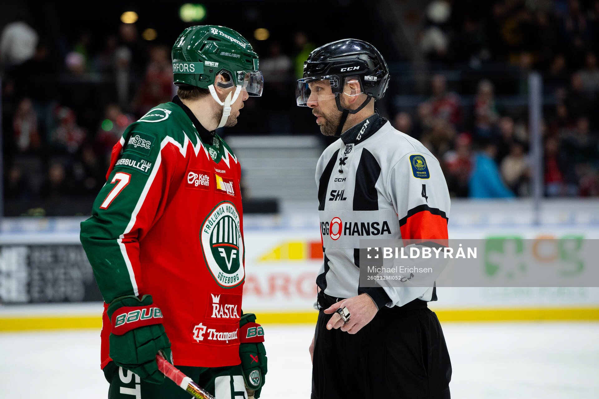Frölundas Henrik Tömmernes och domare Marcus Linde