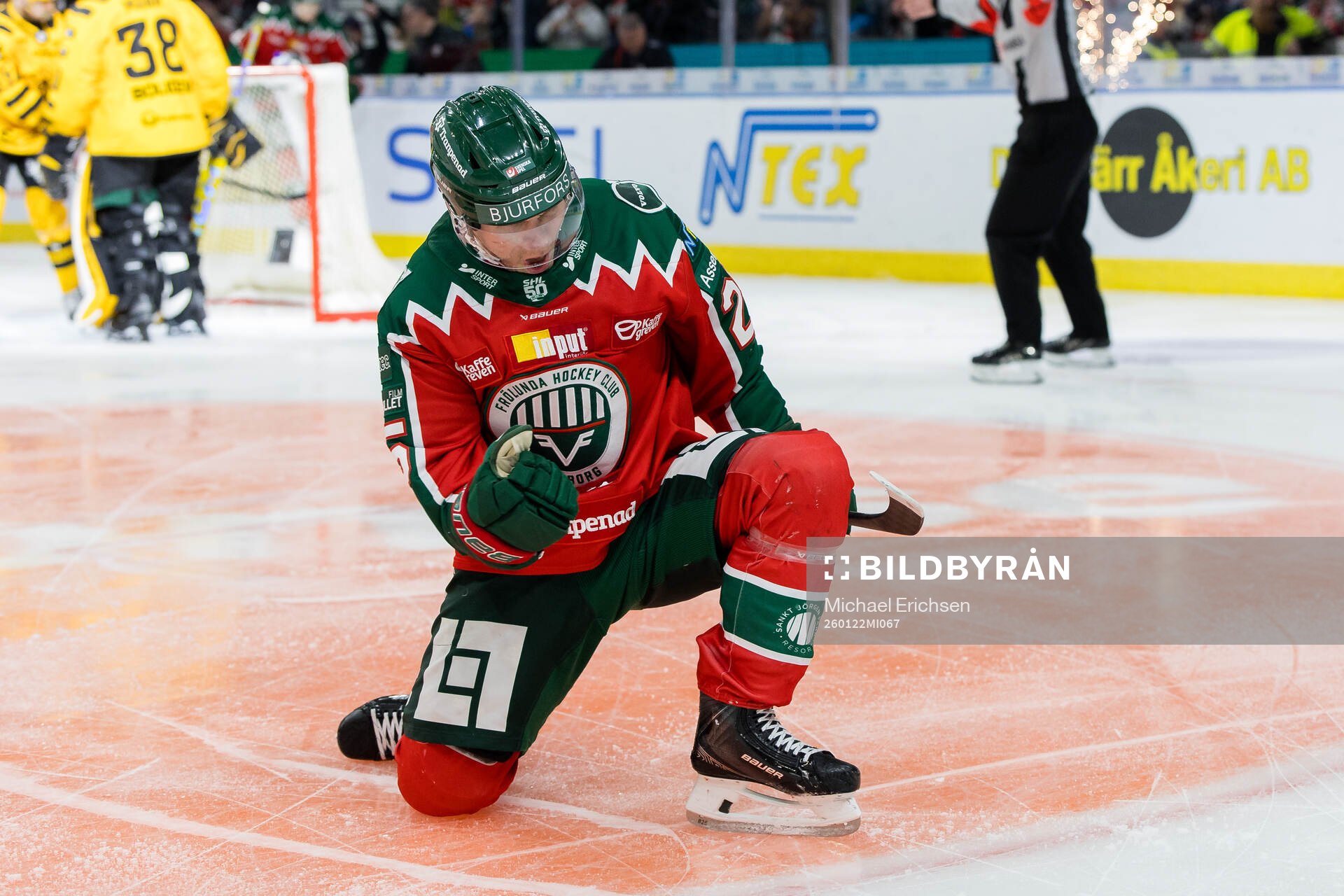Frölundas Arttu Ruotsalainen jublar