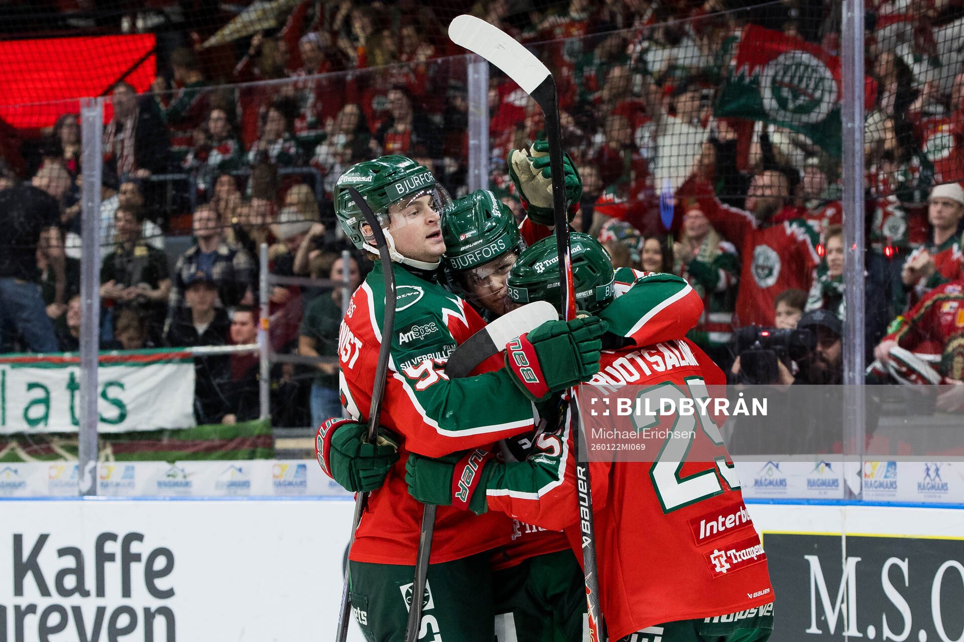 Frölundas Arttu Ruotsalainen jublar med Filip Cederqvist