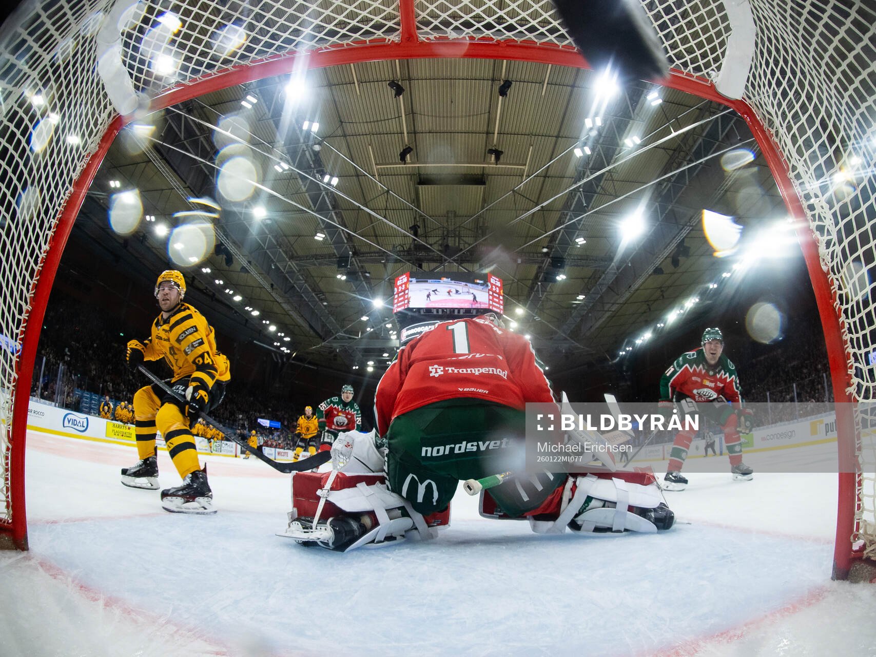 Skellefteås Oscar Lindberg skjuter det avgörande 3-4